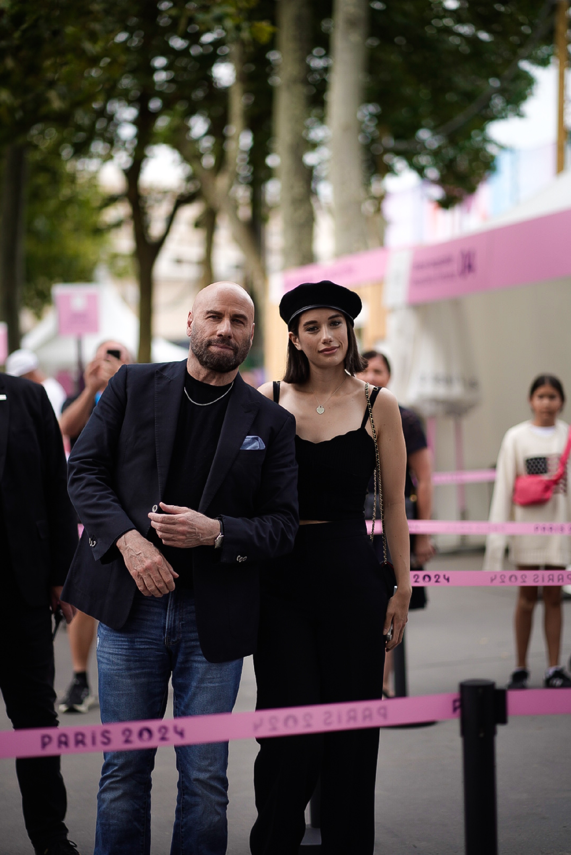 John Travolta und Ella Bleu Travolta kommen am 3. August 2024 in Paris, Frankreich, zum Gymnastikfinale der Olympischen Spiele Paris 2024. | Quelle:  Getty Images