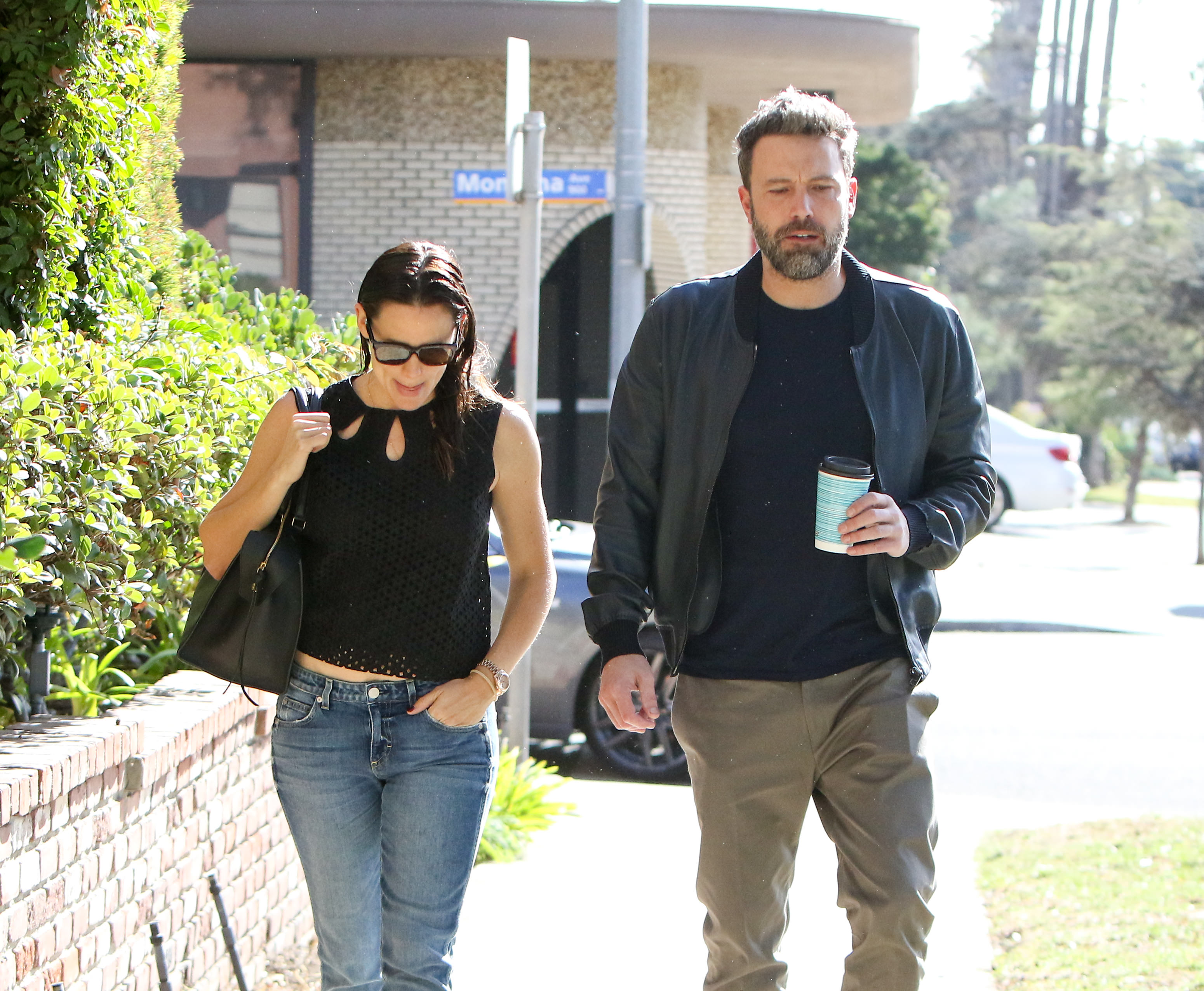 Jennifer Garner und Ben Affleck wurden am 19. November 2016 in Los Angeles beim gemeinsamen Spaziergang gesehen | Quelle: Getty Images