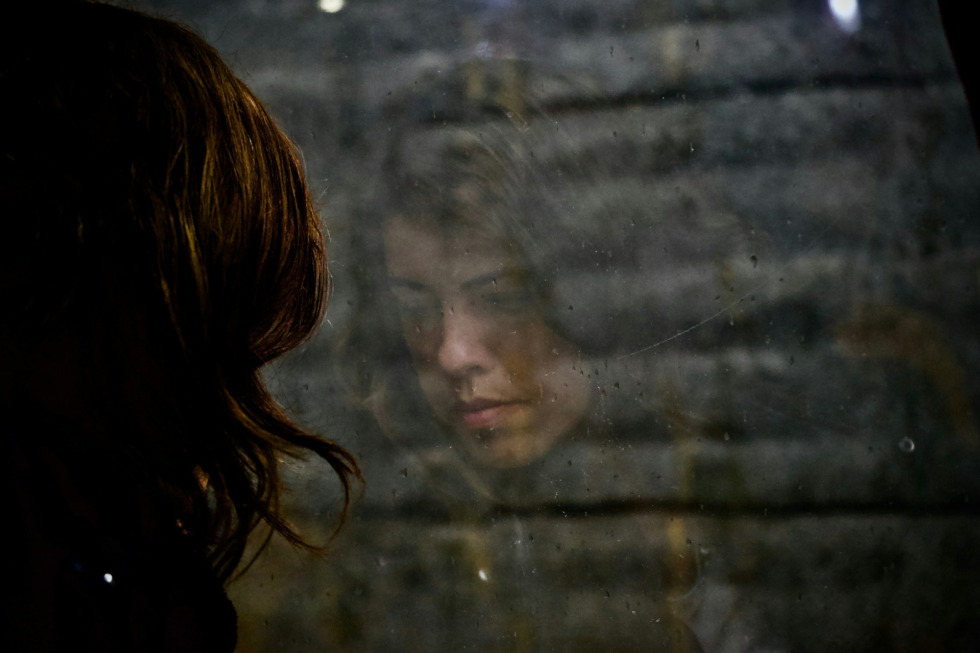 Eine Frau, die aus einem Fenster starrt | Quelle: Unsplash