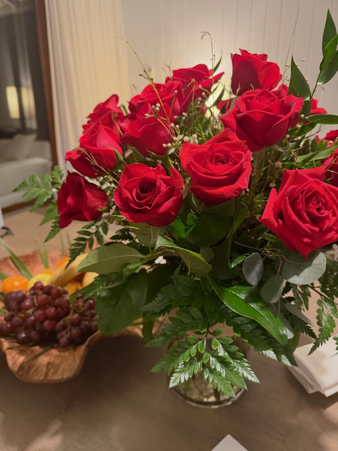 Ein Strauß roter Rosen steht neben einer Schale mit frischem Obst auf einem Tisch im Haus von Richard Gere und Alejandra Silva in Spanien und gibt einen Einblick in die Inneneinrichtung der Familie. | Quelle: Instagram/alejandragere