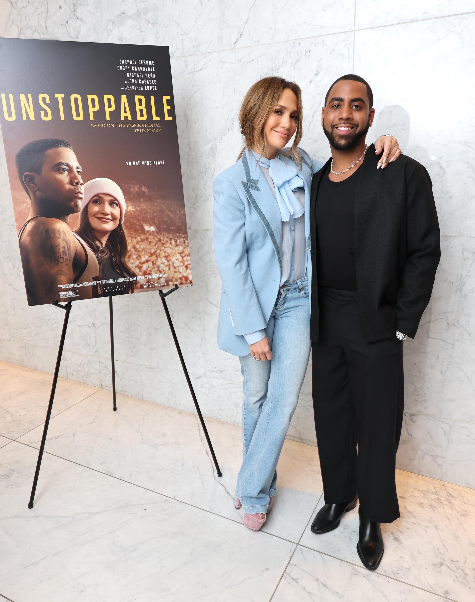 Jennifer Lopez und Jharrel Jerome am 15. Dezember 2024 in Los Angeles, Kalifornien | Quelle: Getty Images