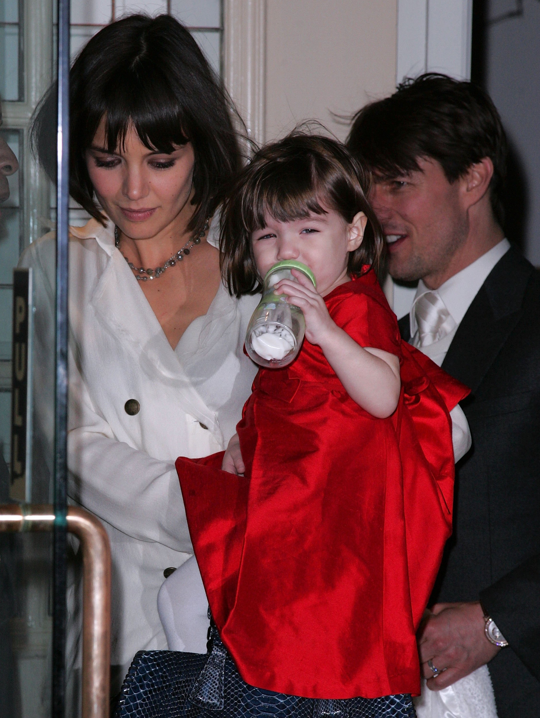Katie Holmes und Tom Cruise mit ihrer Tochter Suri Cruise beim Verlassen des Hauses am 14. Januar 2008 in New York City. | Quelle: Getty Images