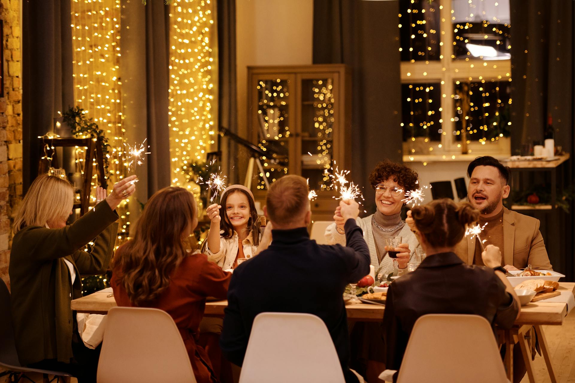 Familie bei einem festlichen Abendessen | Quelle: Pexels