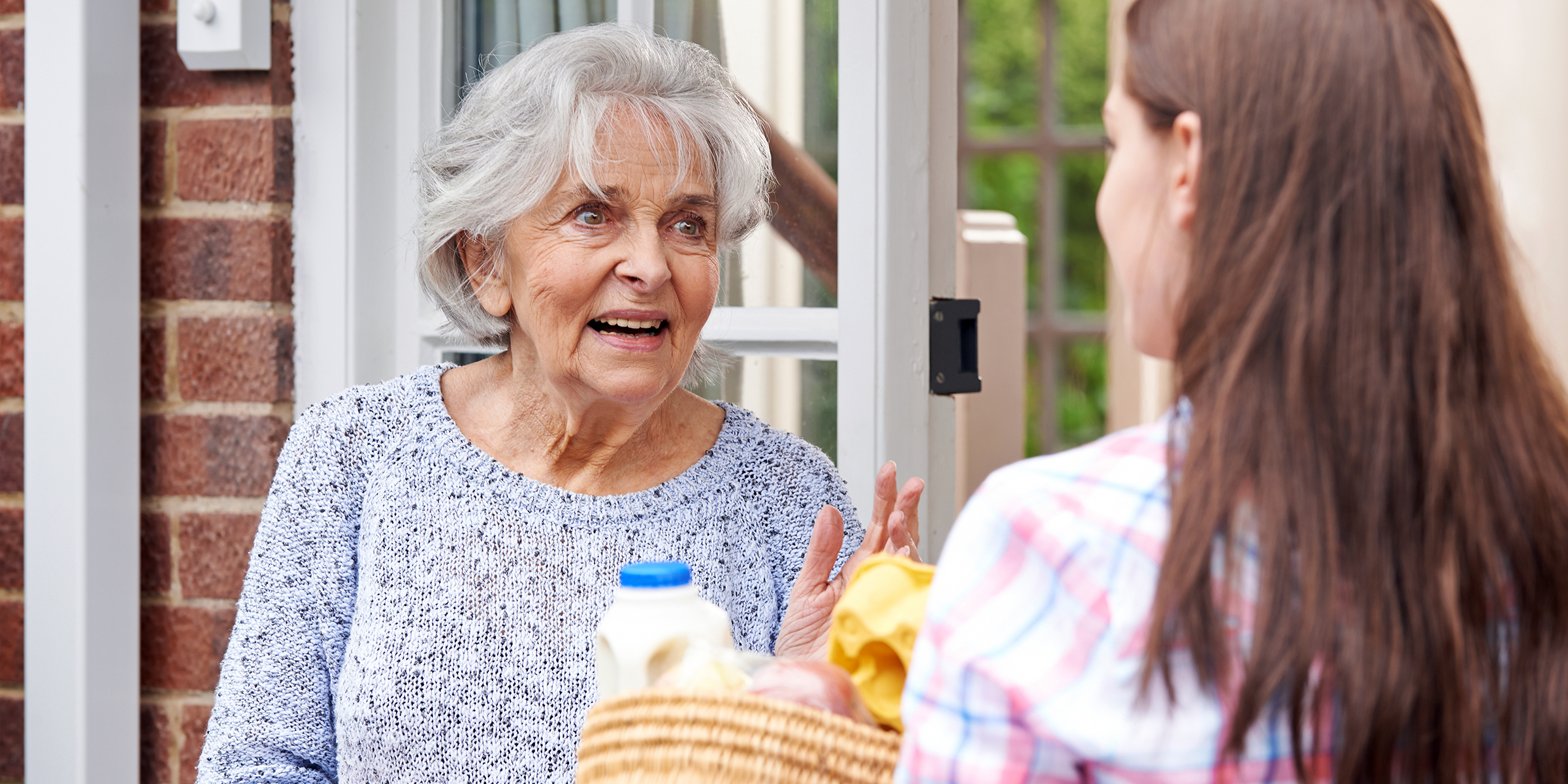 Eine ältere Dame im Gespräch mit einer Frau | Quelle: Shutterstock