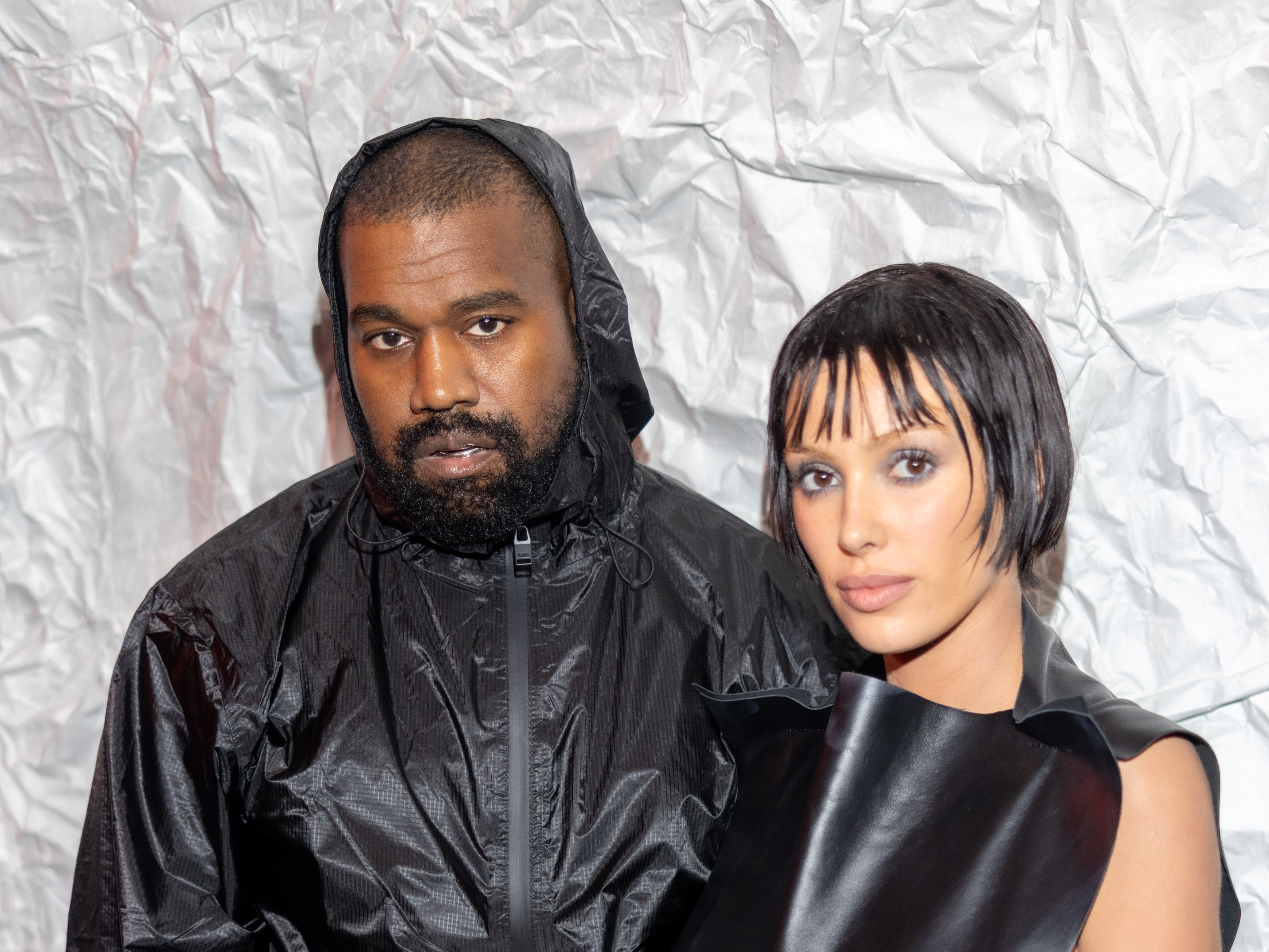 Kanye West und Bianca Censori bei der Marni-Modenschau während der Mailänder Modewoche Womenswear Herbst/Winter 2024-2025 am 23. Februar 2024 in Italien. | Quelle: Getty Images