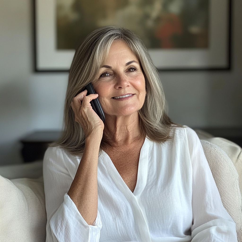 Eine lächelnde Frau, die am Telefon spricht | Quelle: Midjourney
