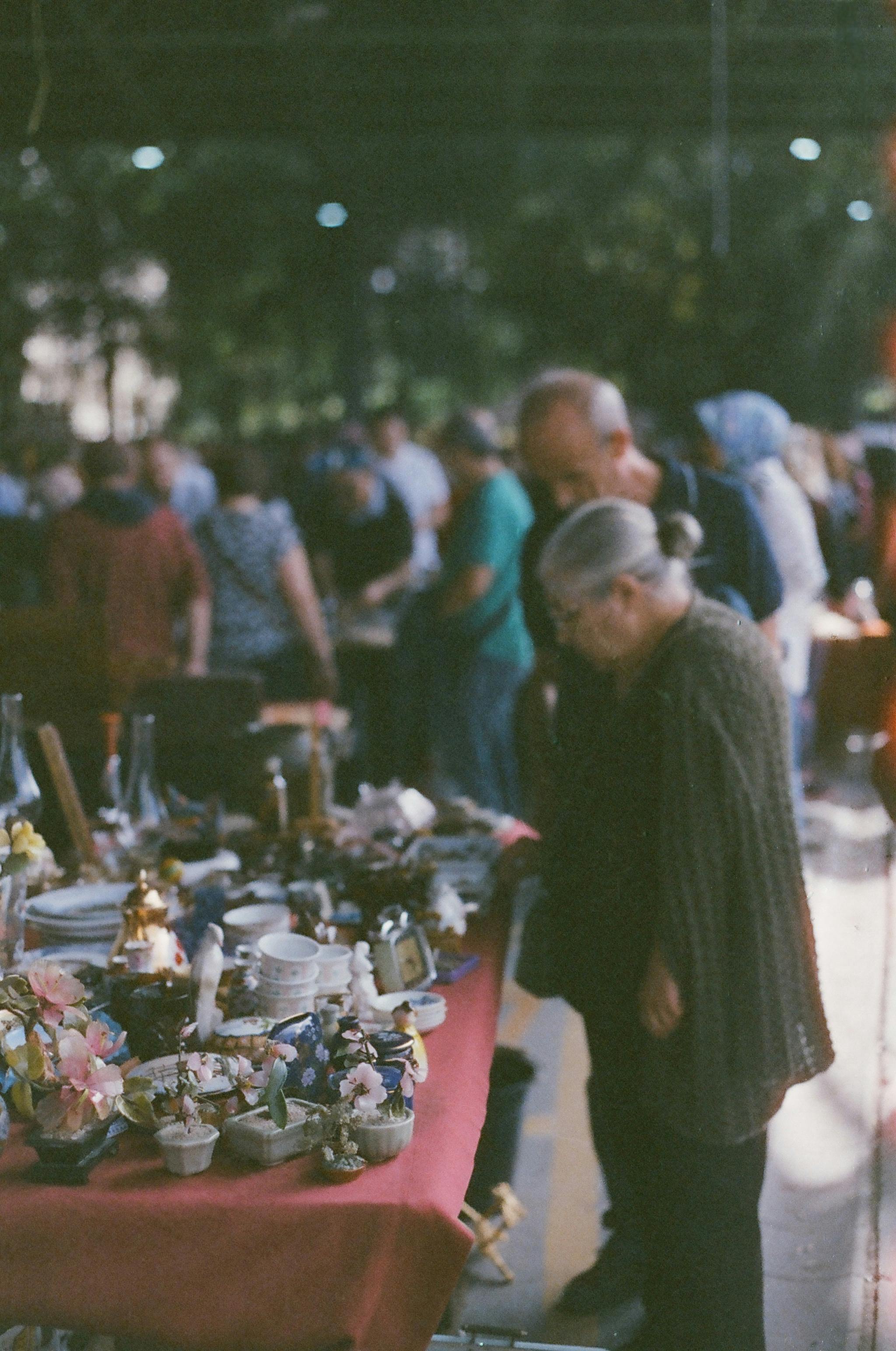 Menschen auf einem Marktplatz | Quelle: Pexels