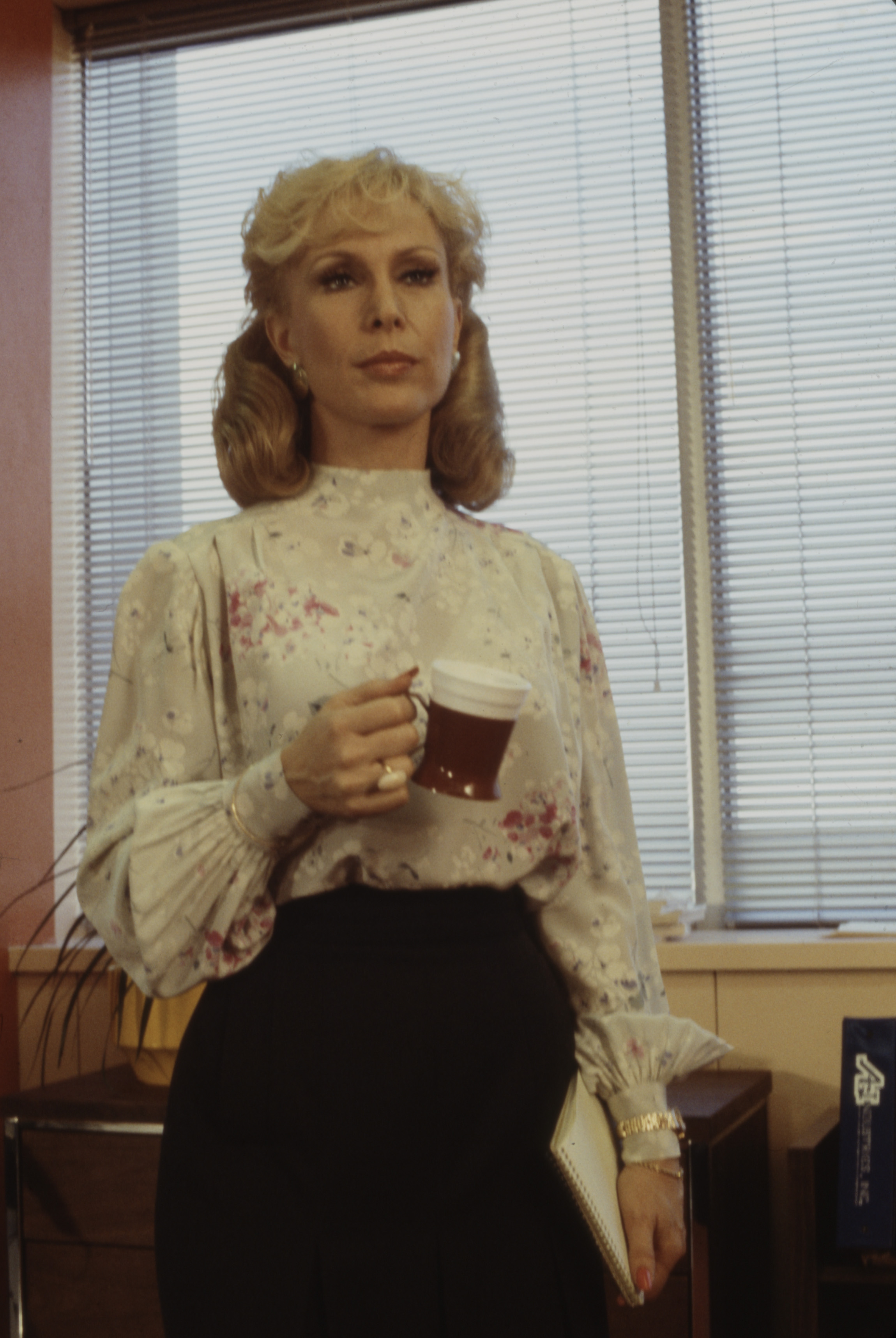 Barbara Eden schaut in einer Szene des ABC-Fernsehfilms "The Girls in the Office" von 1979 ernst. | Quelle: Getty Images