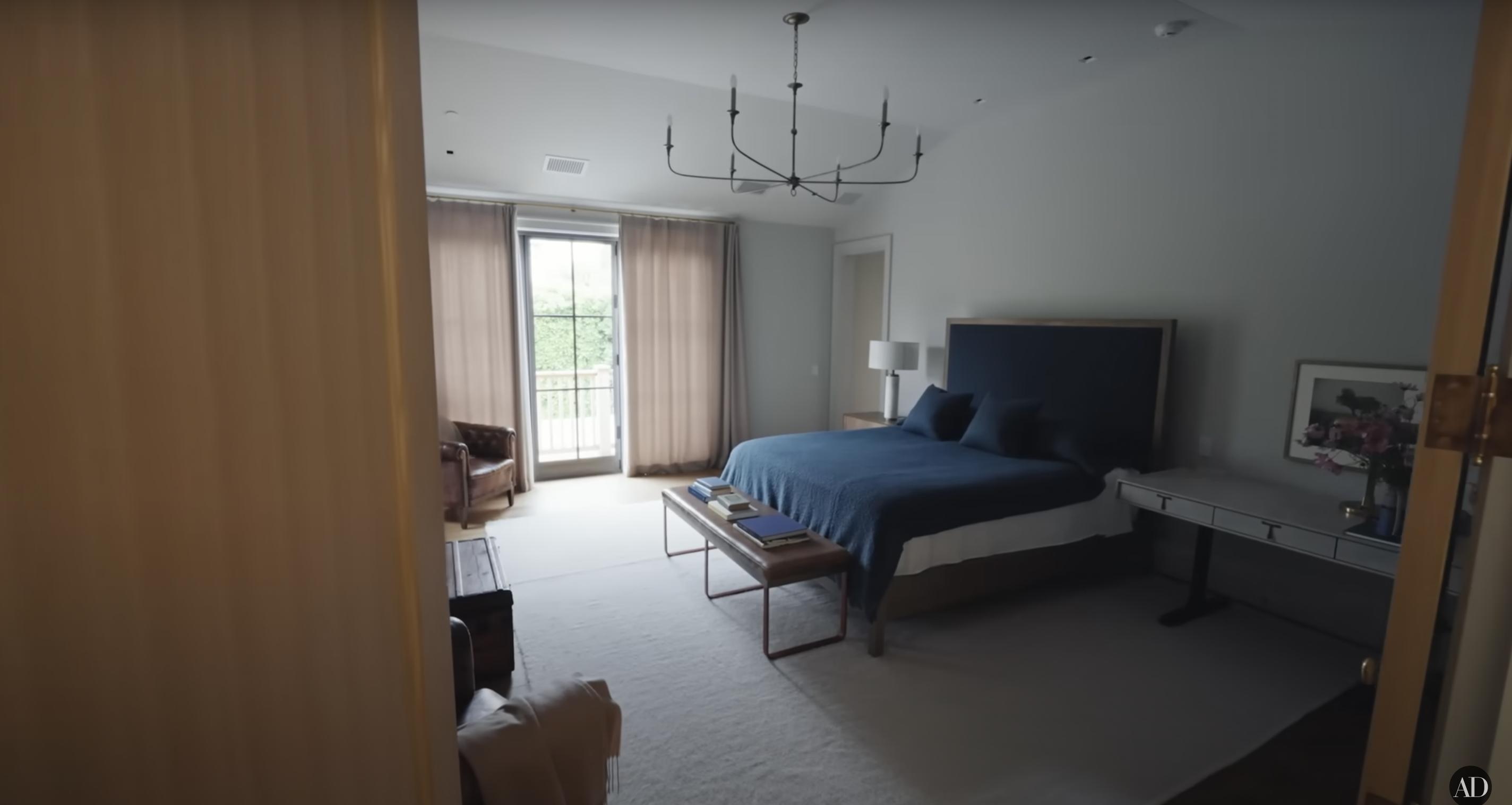 Das Schlafzimmer von Jennifer Garner, datiert auf den 3. September 2024 | Quelle: YouTube/@Archdigest