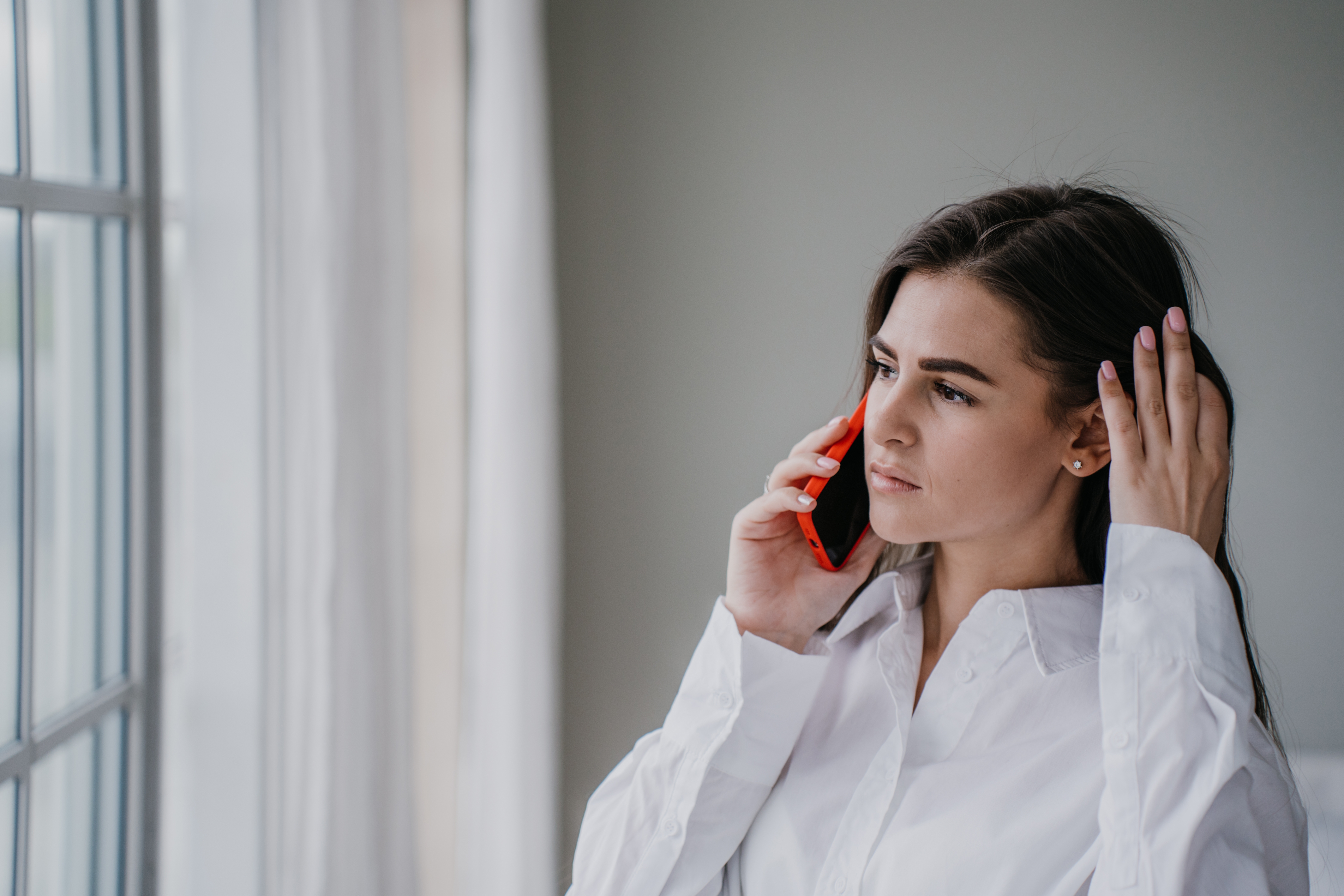 Eine Frau, die telefoniert | Quelle: Shutterstock