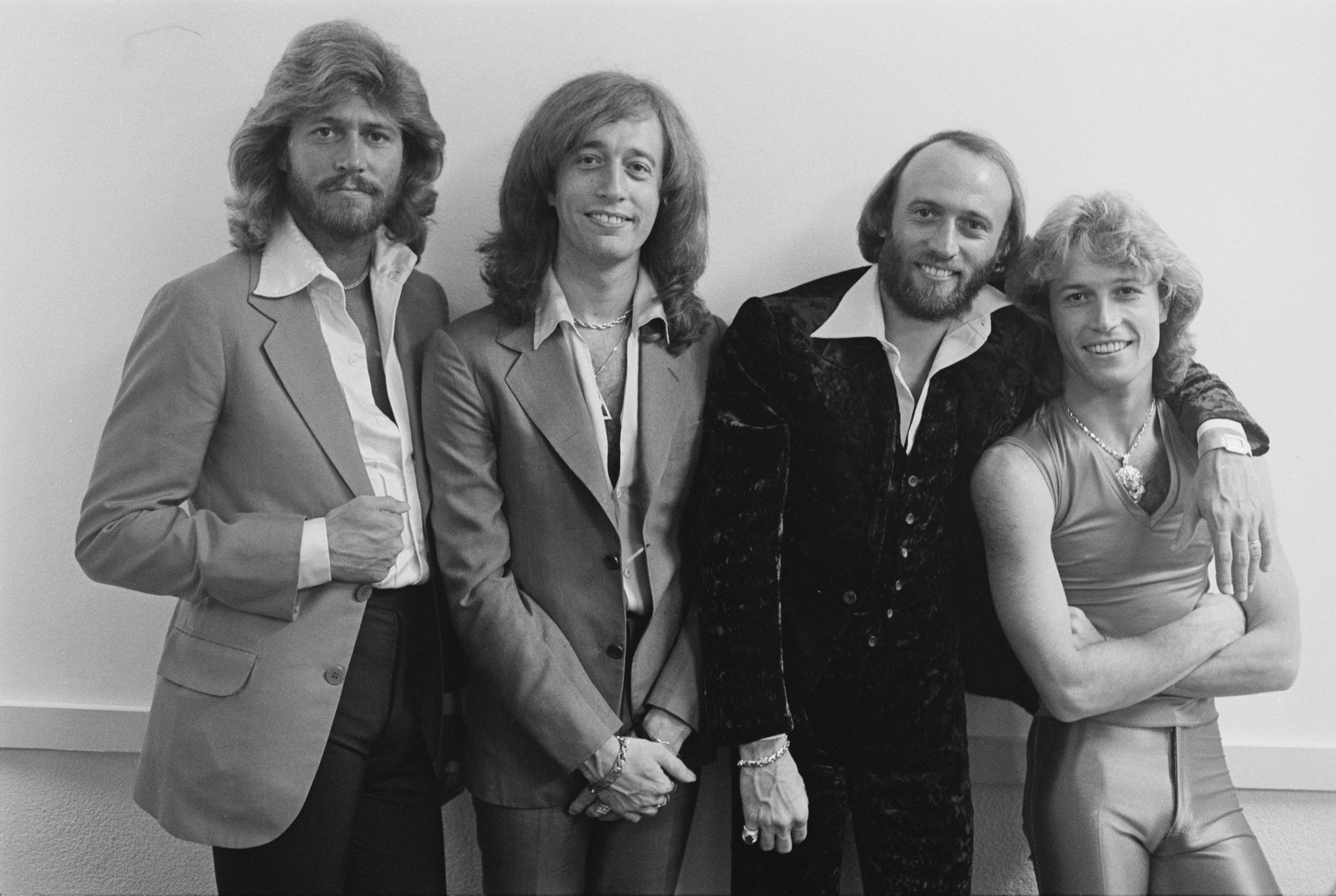 Die Bee Gees und ihr jüngerer Bruder Andy Gibb bei der NARM-Konferenz und Preisverleihung im Diplomat Hotel in Hollywood, Florida, März 1979. | Quelle: Getty Images