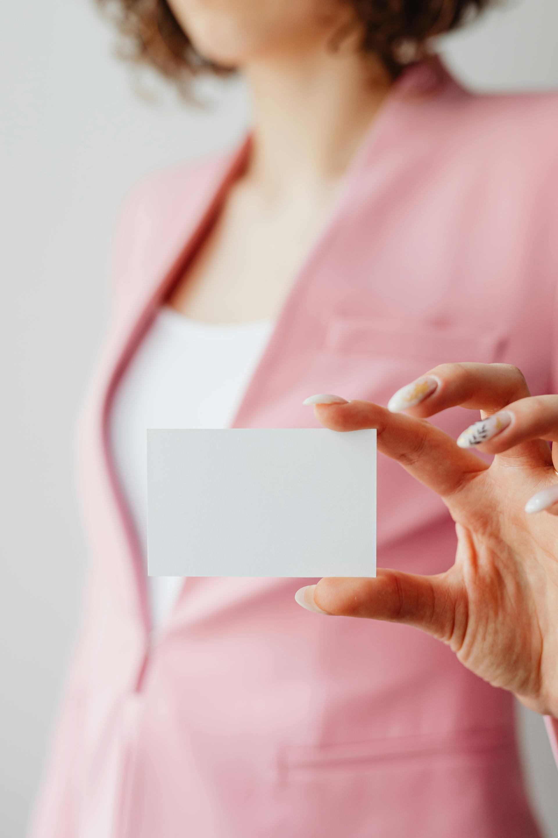 Eine Frau hält eine Karte | Quelle: Pexels