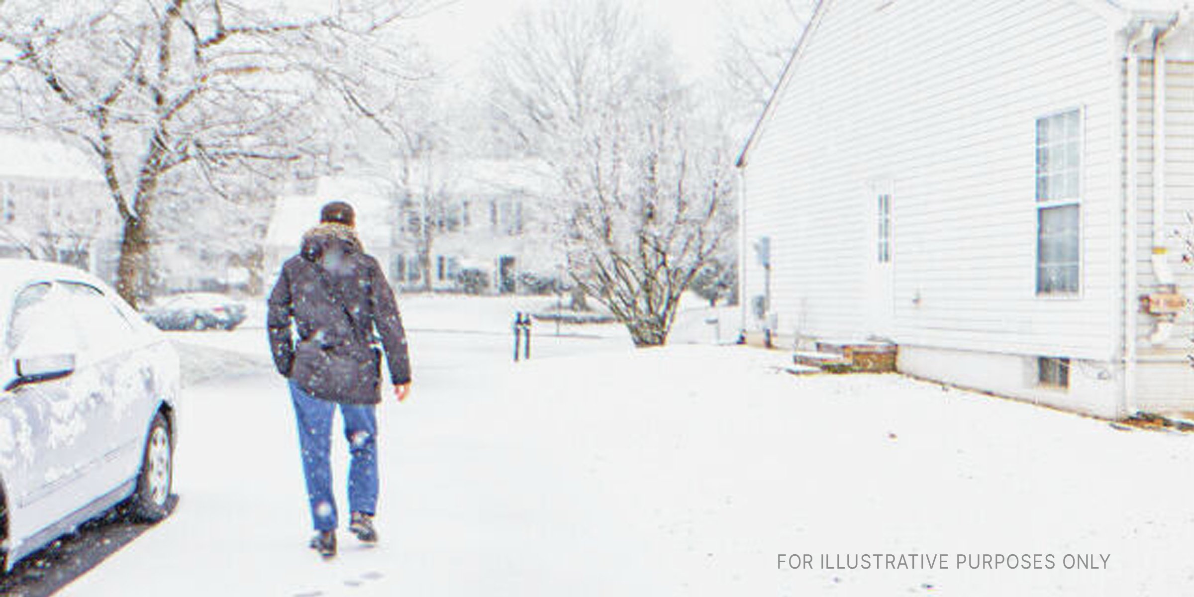 Ein Mann geht im Schnee spazieren. | Quelle: Shutterstock