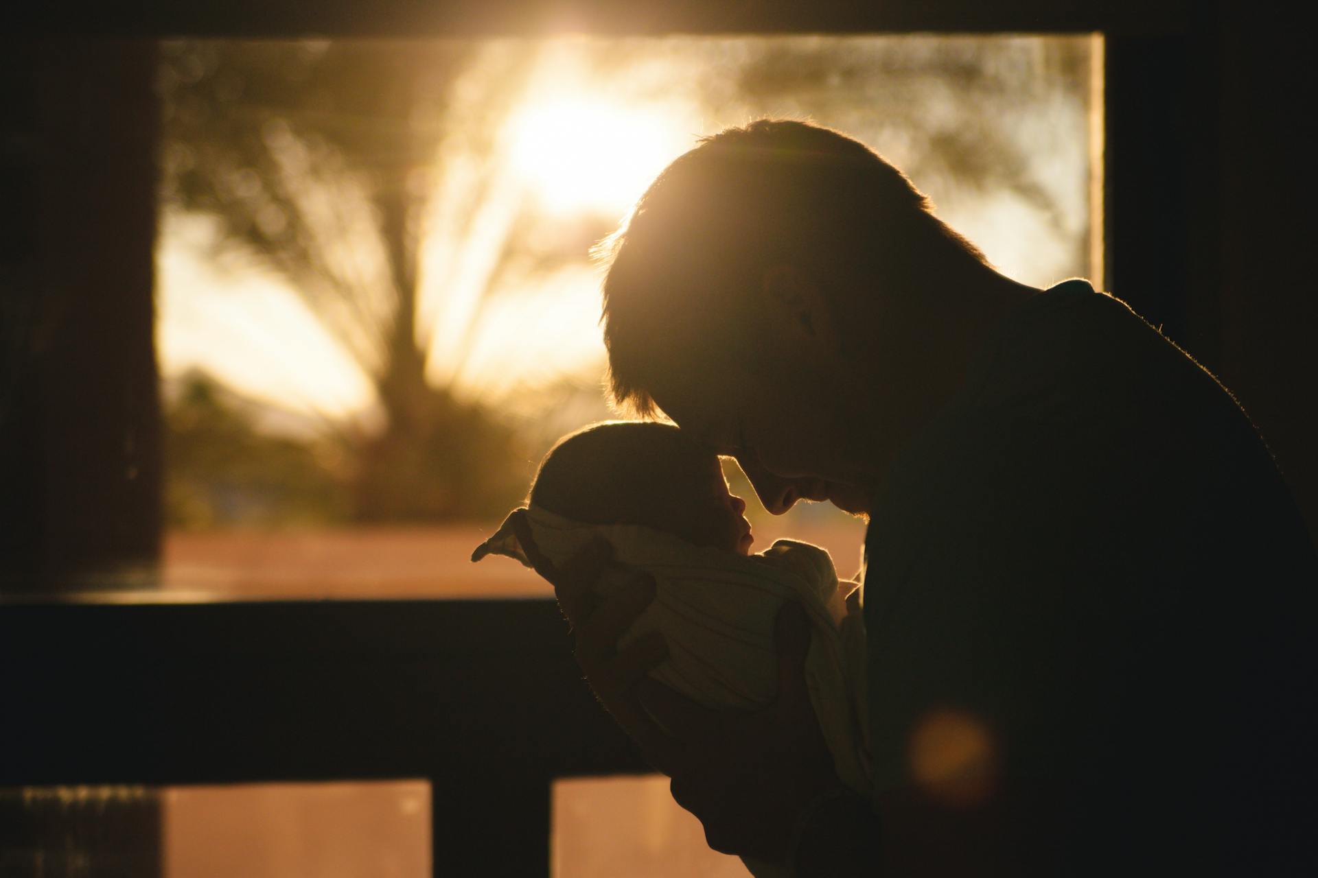 Ein emotionaler Mann, der sein Baby hält | Quelle: Pexels
