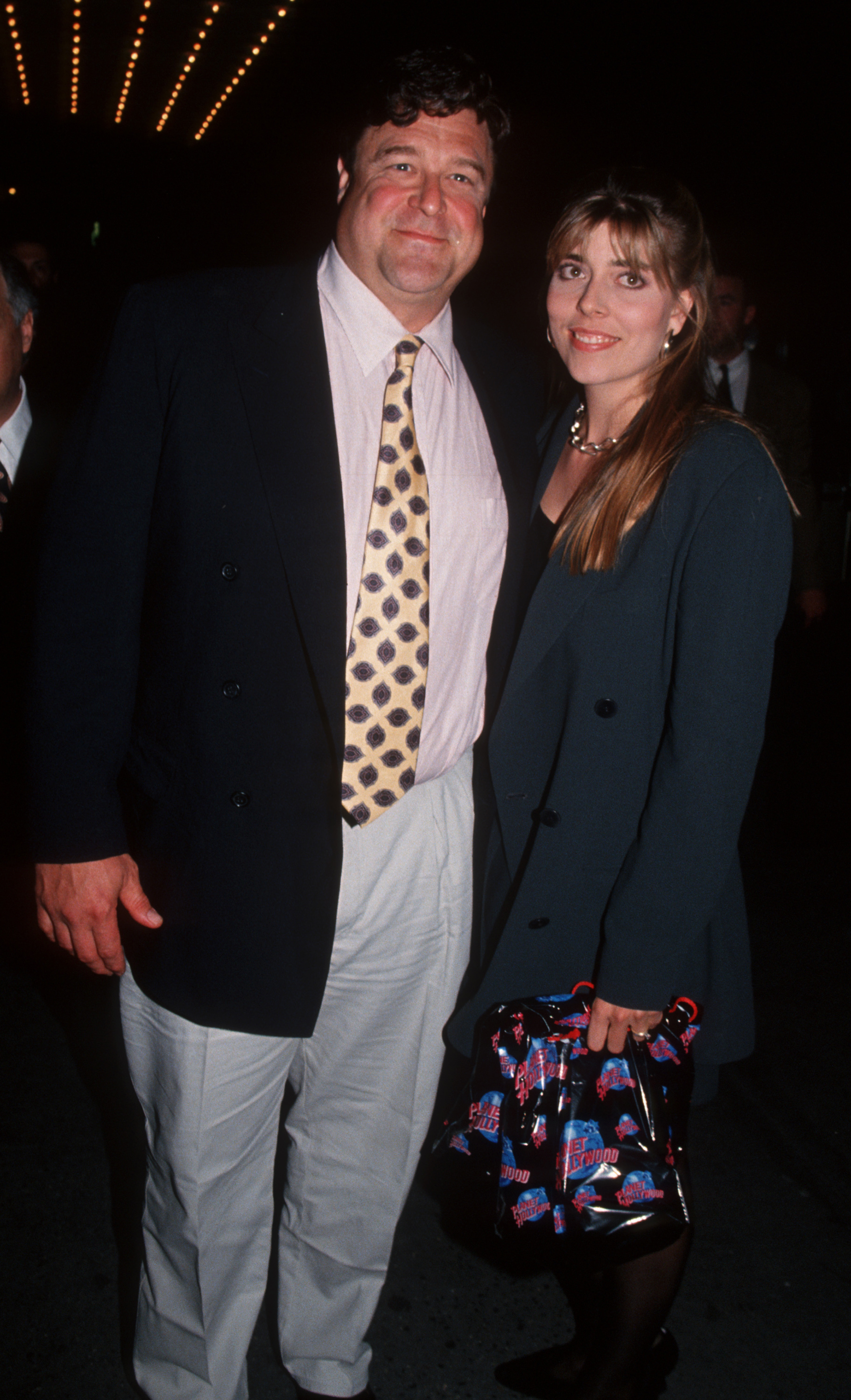 John Goodman und seine Frau Anna Beth Hartzog besuchen die Premiere von "The Flintstones" am 23. Mai 1994 im Ziegfeld Theater in New York City, New York. | Quelle: Getty Images