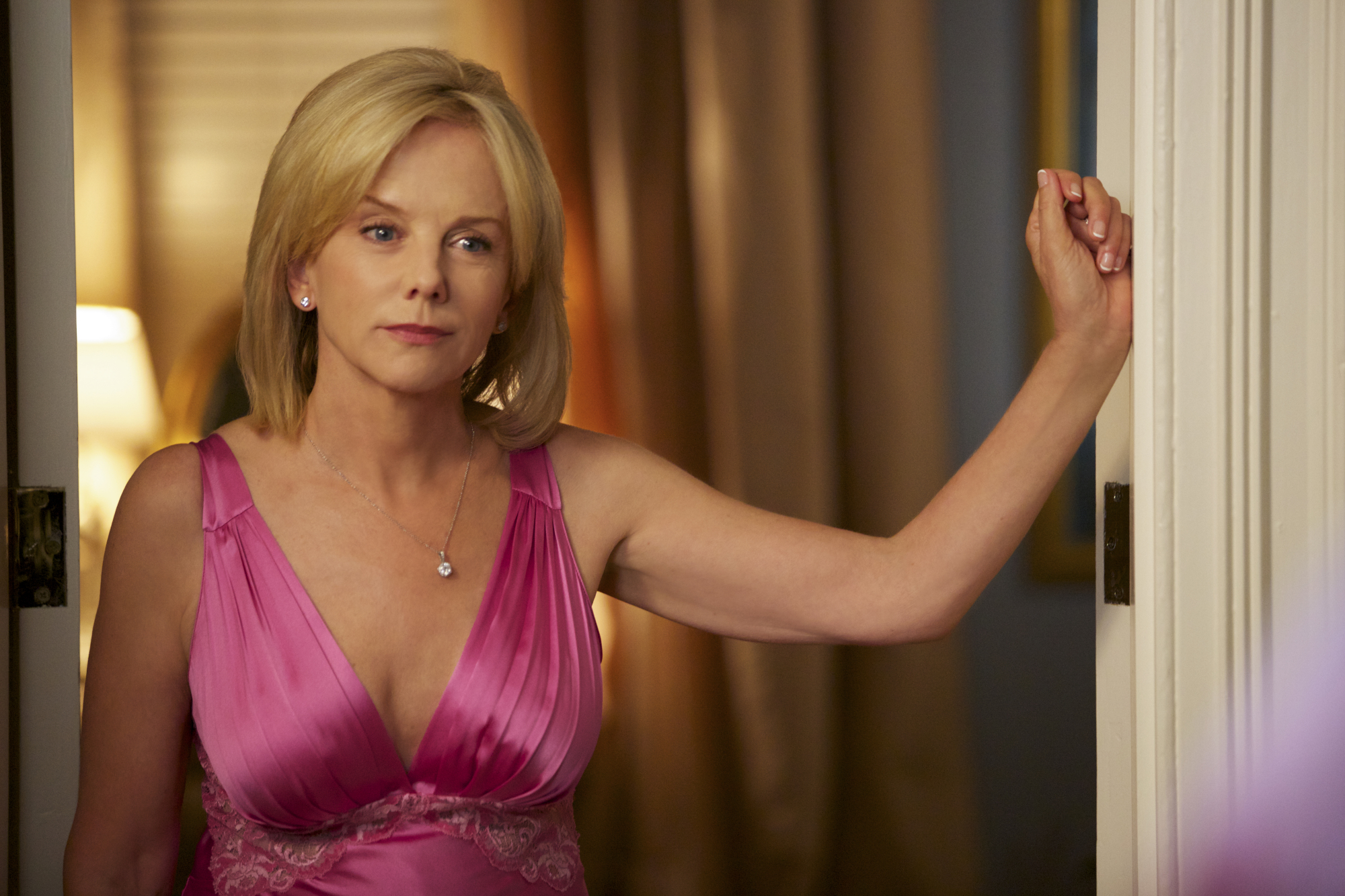 Linda Purl als Barbara Fortnum in der Folge „Blind Sides“ der Serie „Reckless“ aus dem Jahr 2013 | Quelle: Getty Images