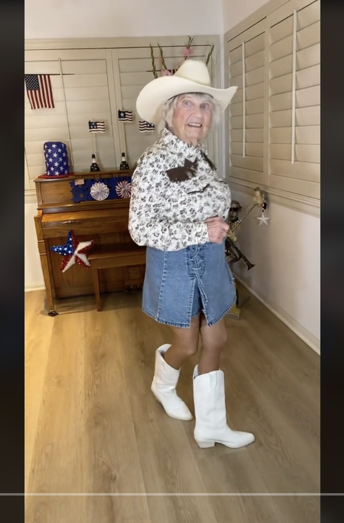 Betsy Lou in einem Cowboy-Kostüm, in einem Video vom 7. Mai 2023 | Quelle: tiktok.com/@betsylou.piano