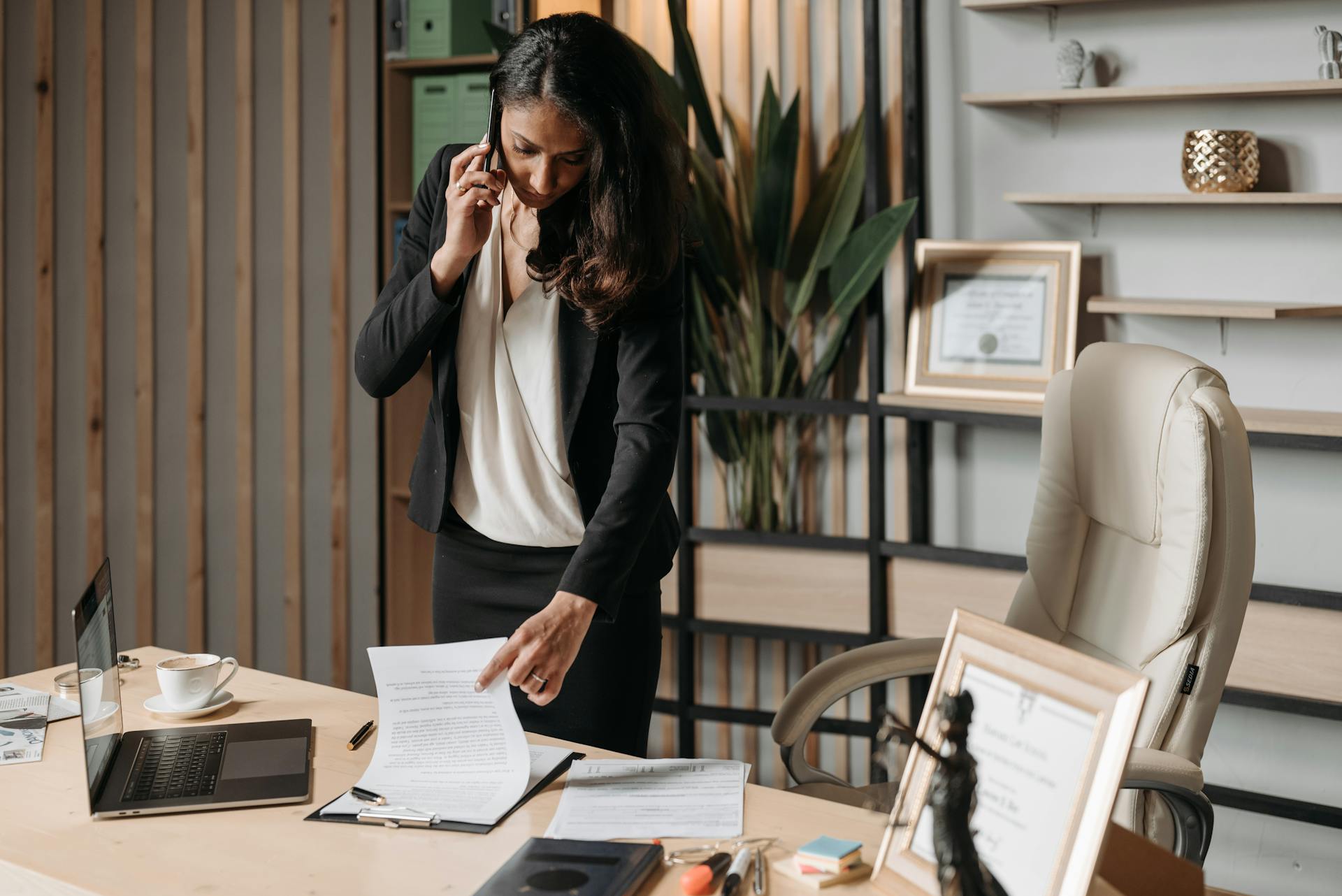 Eine Frau, die in ihr Telefon spricht | Quelle: Pexels