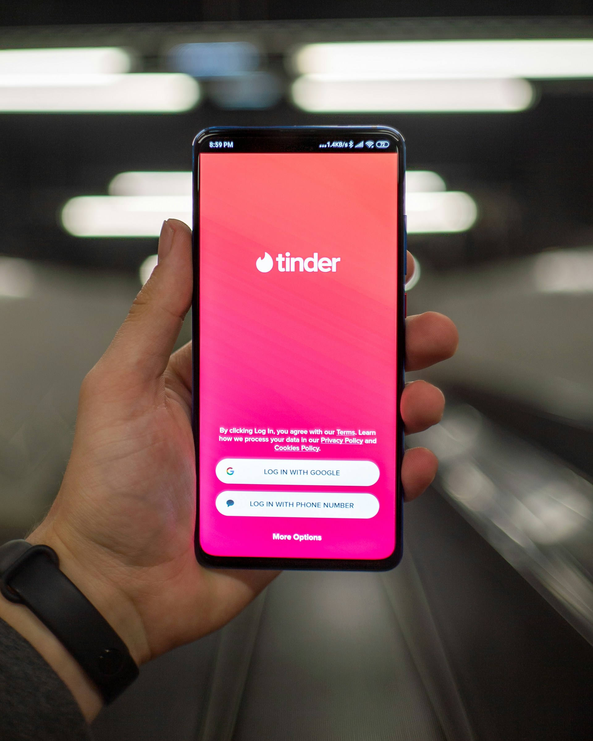 Eine Person hält ihr Telefon mit der geöffneten Tinder-App | Quelle: Unsplash