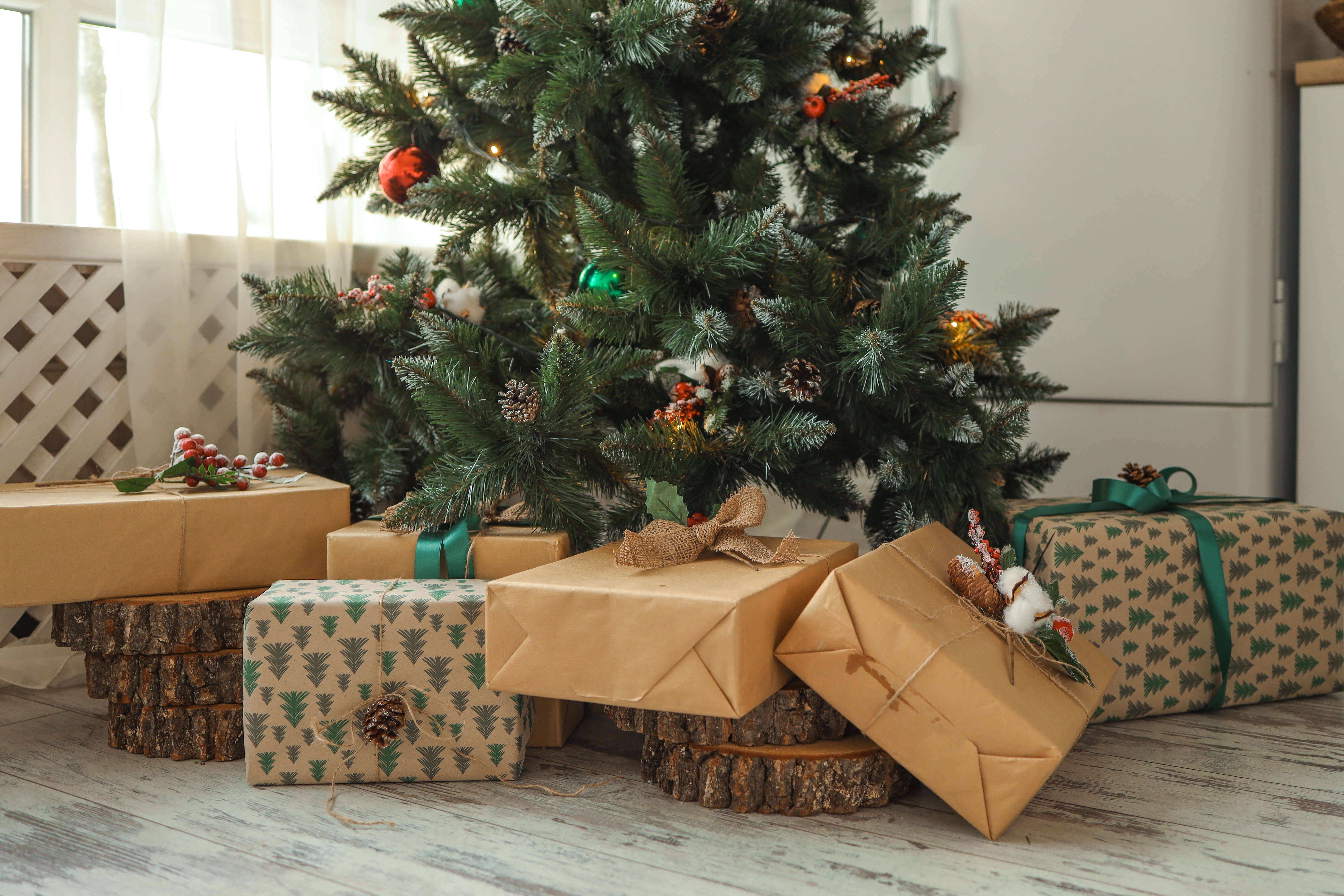 Ein Weihnachtsbaum mit Geschenken unter ihm | Quelle: Shutterstock