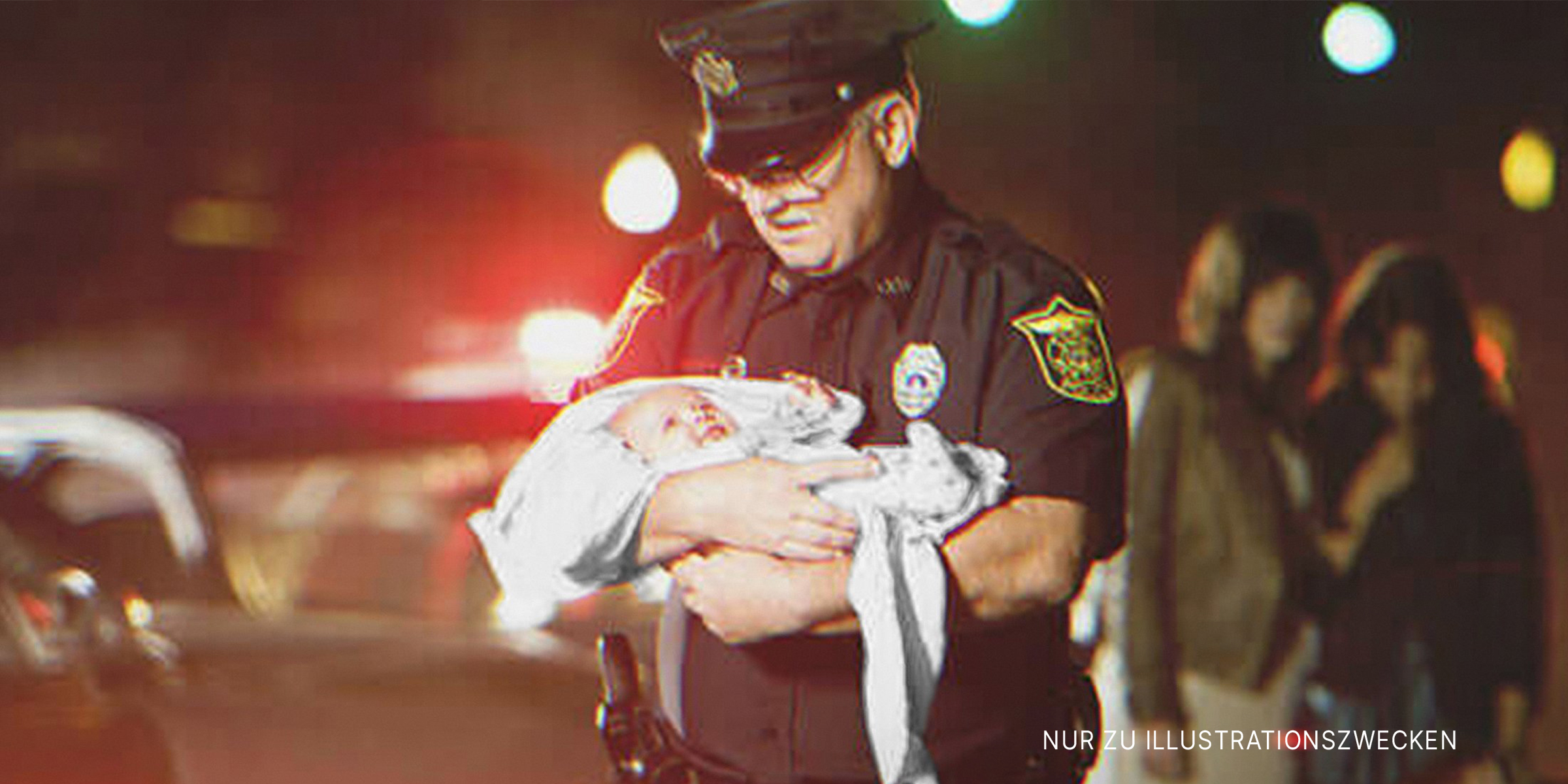 Polizist hält ein Baby. | Quelle: Getty Images