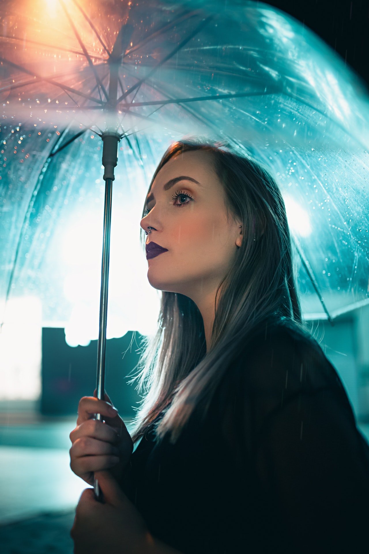 Sarah ging mit einem Regenschirm hinaus, um die Dinge zu überprüfen. | Quelle: Pexels