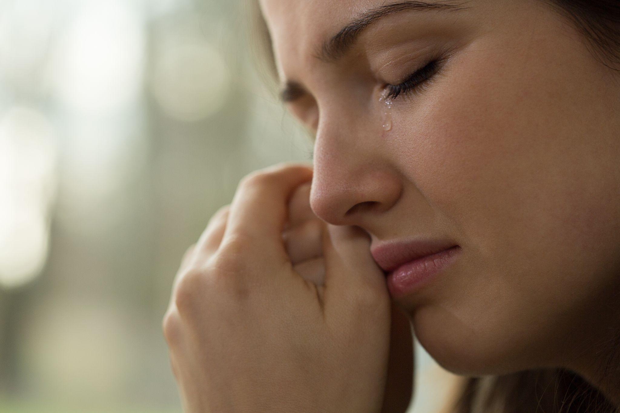 Eine weinende Frau. | Quelle: Shutterstock