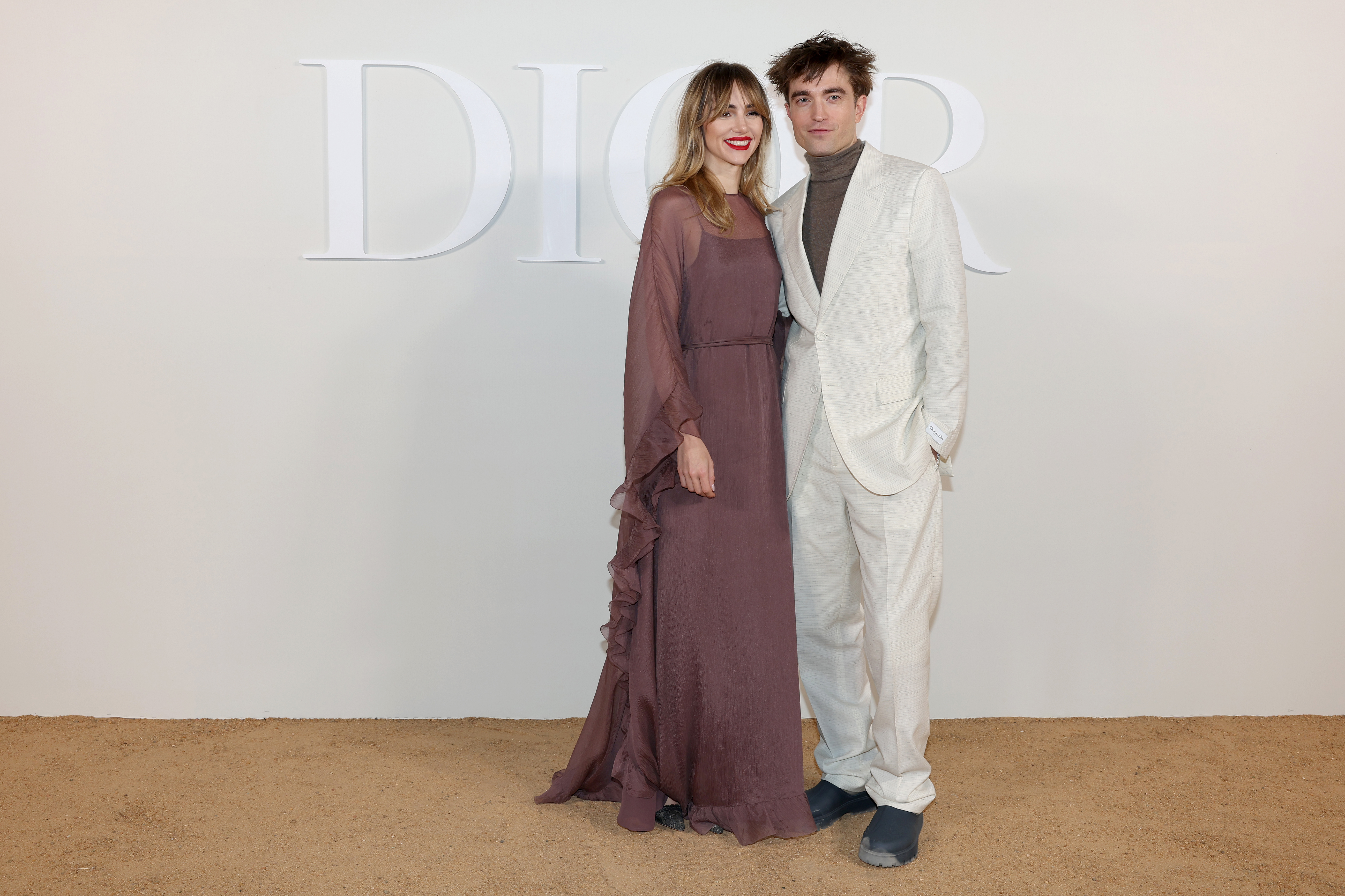 Suki Waterhouse und Robert Pattinson besuchen die Dior Fall Menswear Show in Giza, Ägypten am 03. Dezember 2022. | Quelle: Getty Images