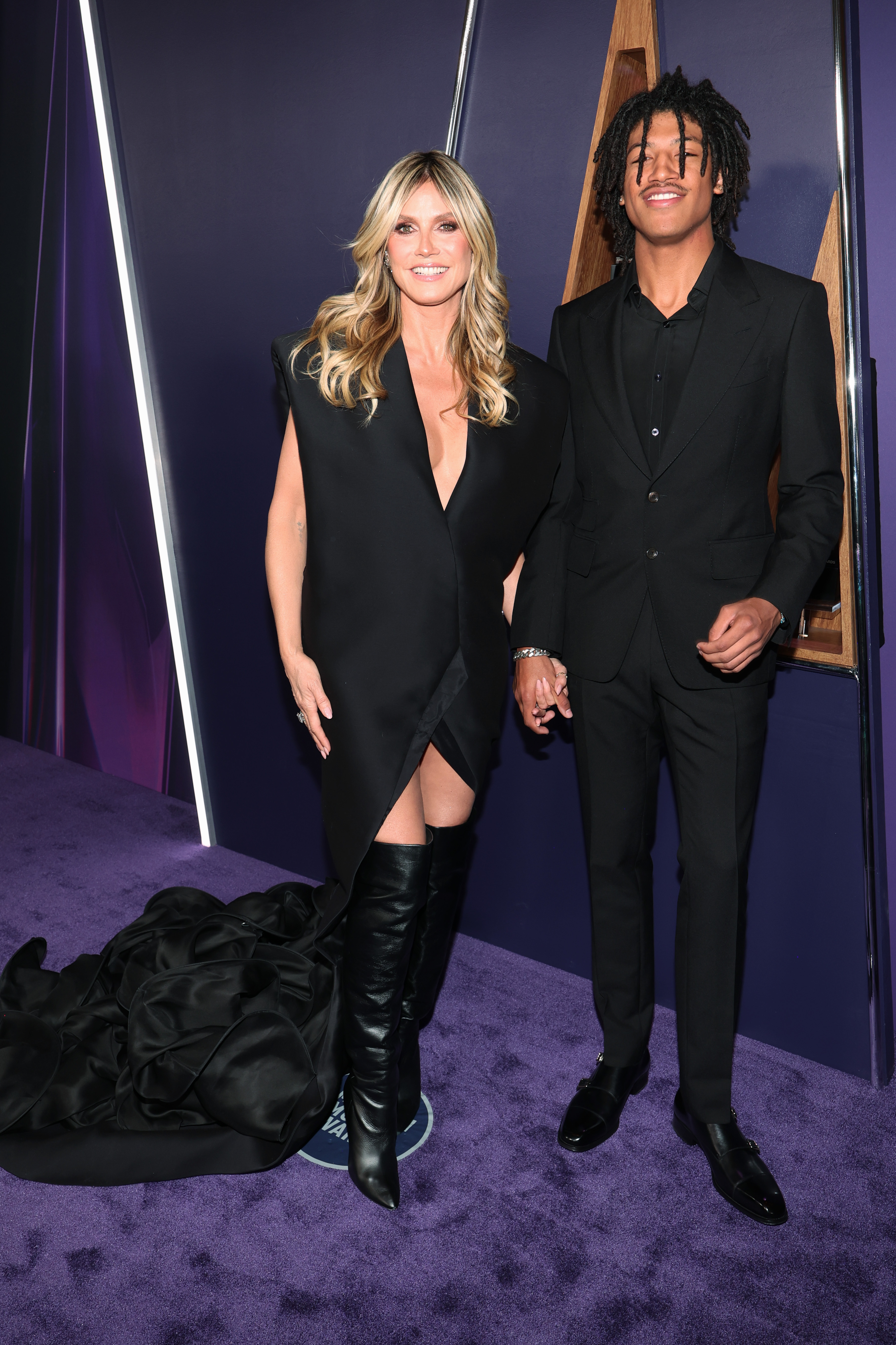 Händchen haltend erschienen Heidi Klum und ihr Sohn Henry Samuel auf dem roten Teppich als ein vereintes Paar. Mit Henry als ihrem Date für den Abend, war die Mutter-Sohn-Verbindung in vollem Umfang zu sehen.