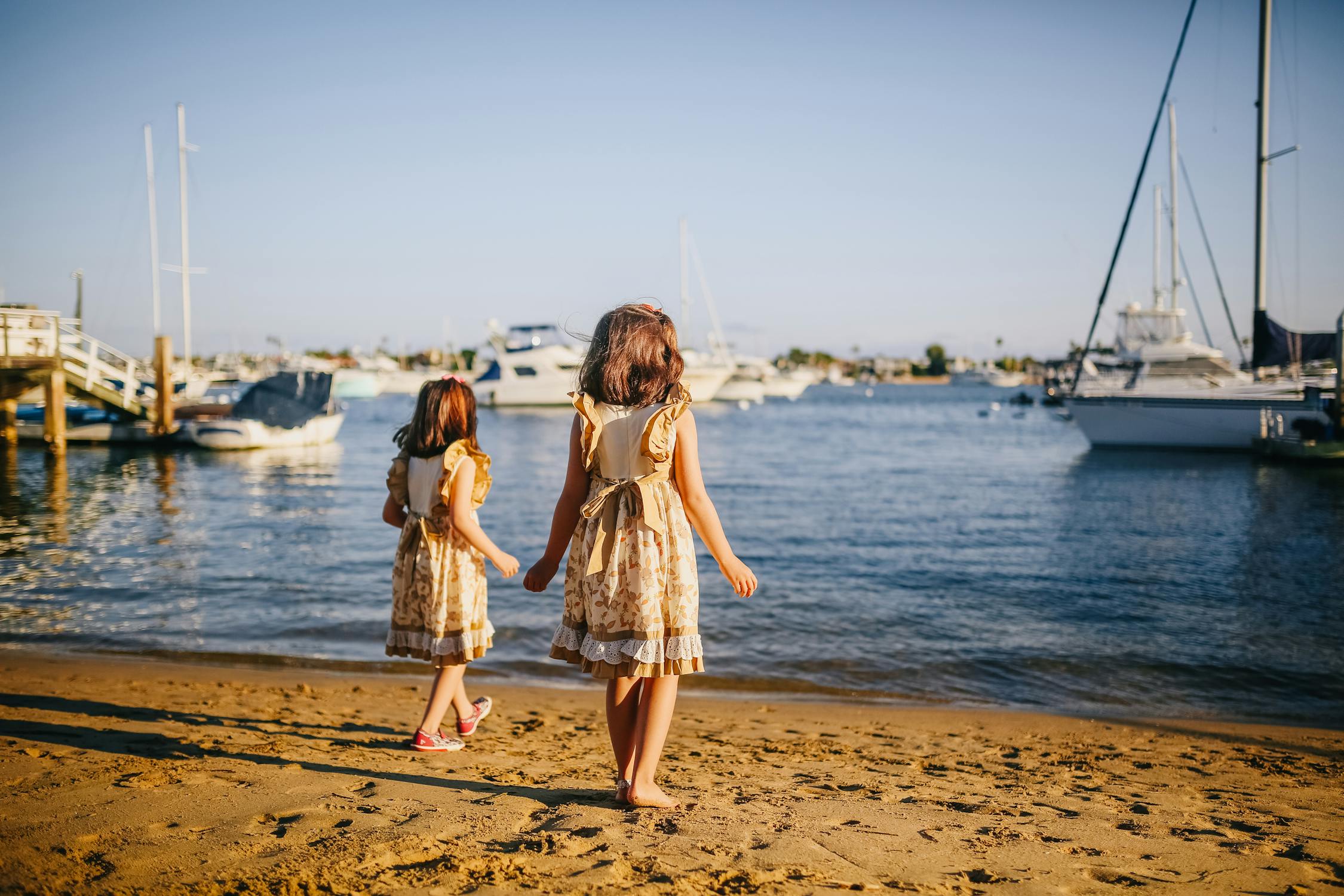Zwillinge beim Spaziergang am Meer | Quelle: Pexels