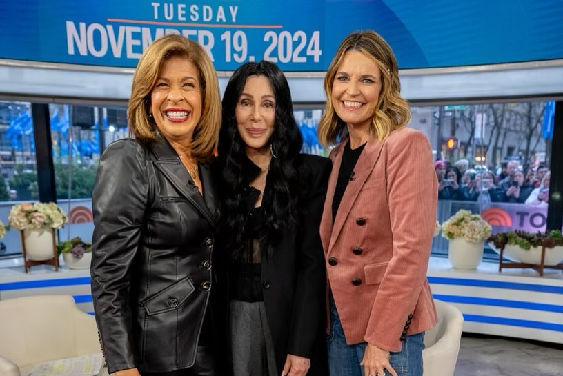 Hoda Kotb, Cher und Savannah Guthrie in der "Today Show", aus einem Beitrag vom 19. November 2024 | Quelle: Instagram/hodakotb