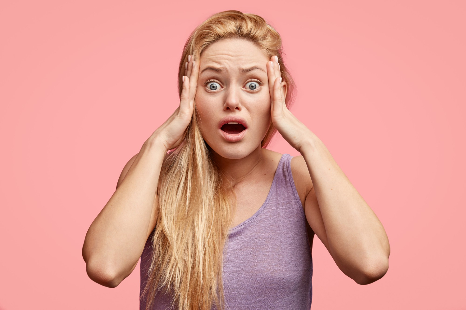 Eine erschütterte Frau | Quelle: Freepik