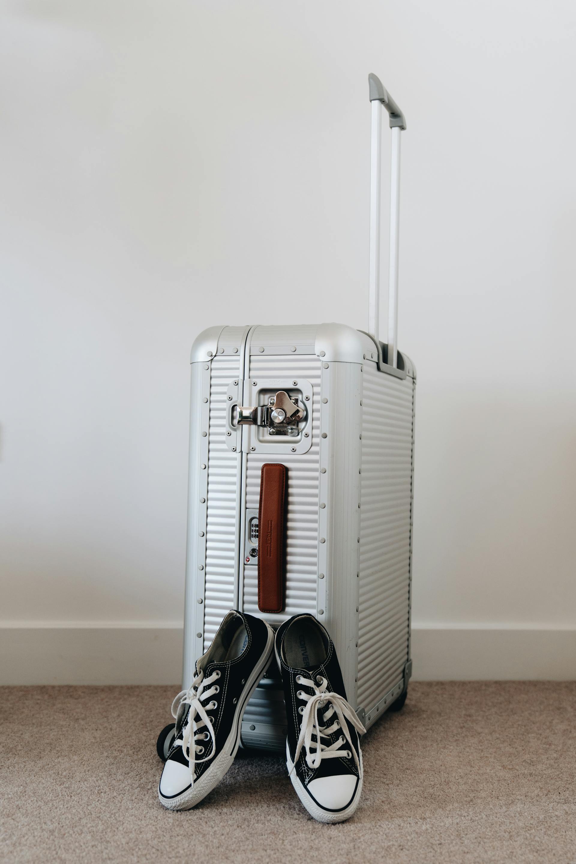 Ein Koffer und ein Paar Turnschuhe | Quelle: Pexels