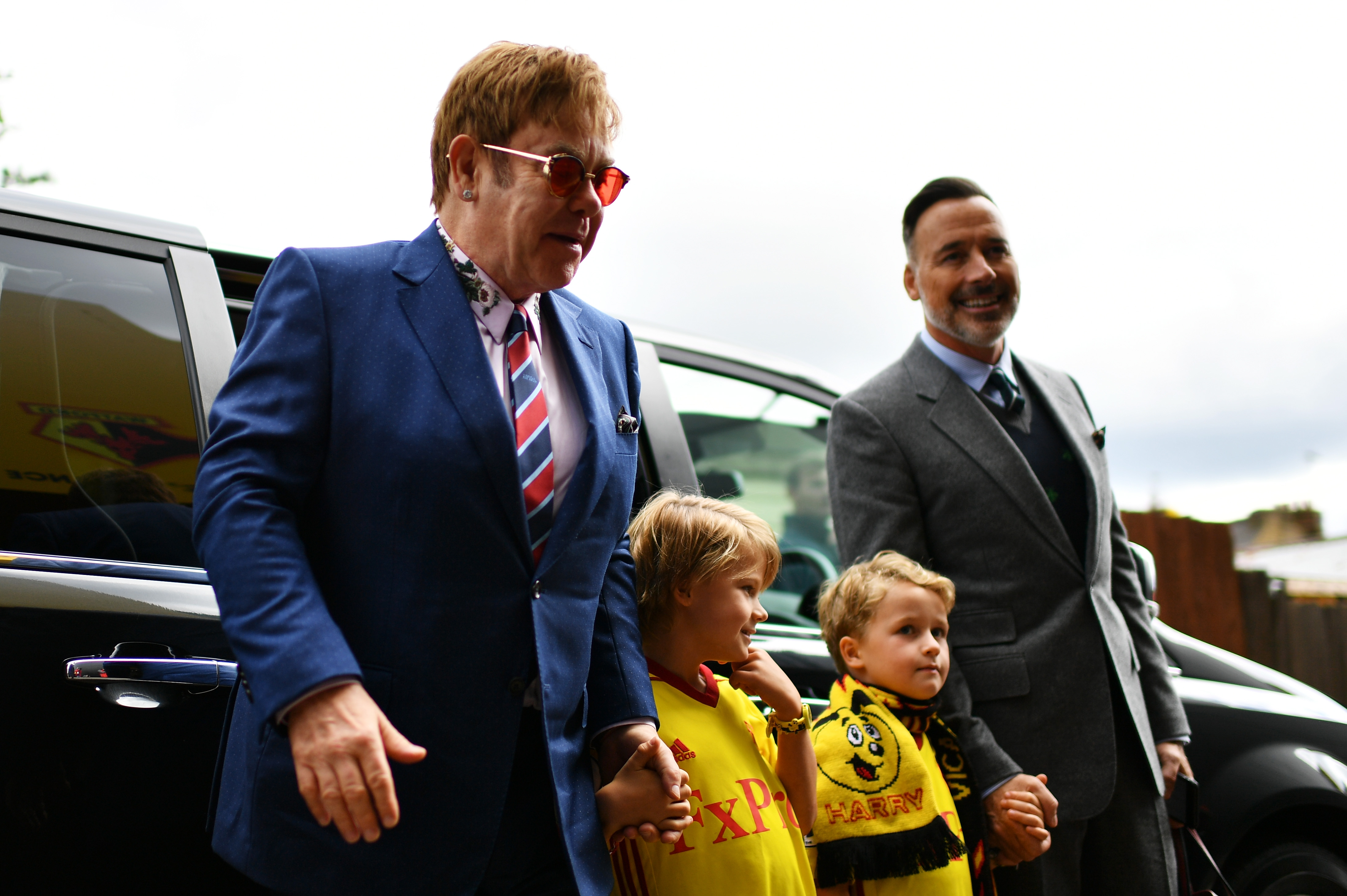 Elton John und David Furnish kommen mit ihren Söhnen Zachary und Elijah im Vicarage Road Stadium an, um sich das Spiel Watford gegen Manchester City anzusehen, 16. September 2017 | Quelle: Getty Images