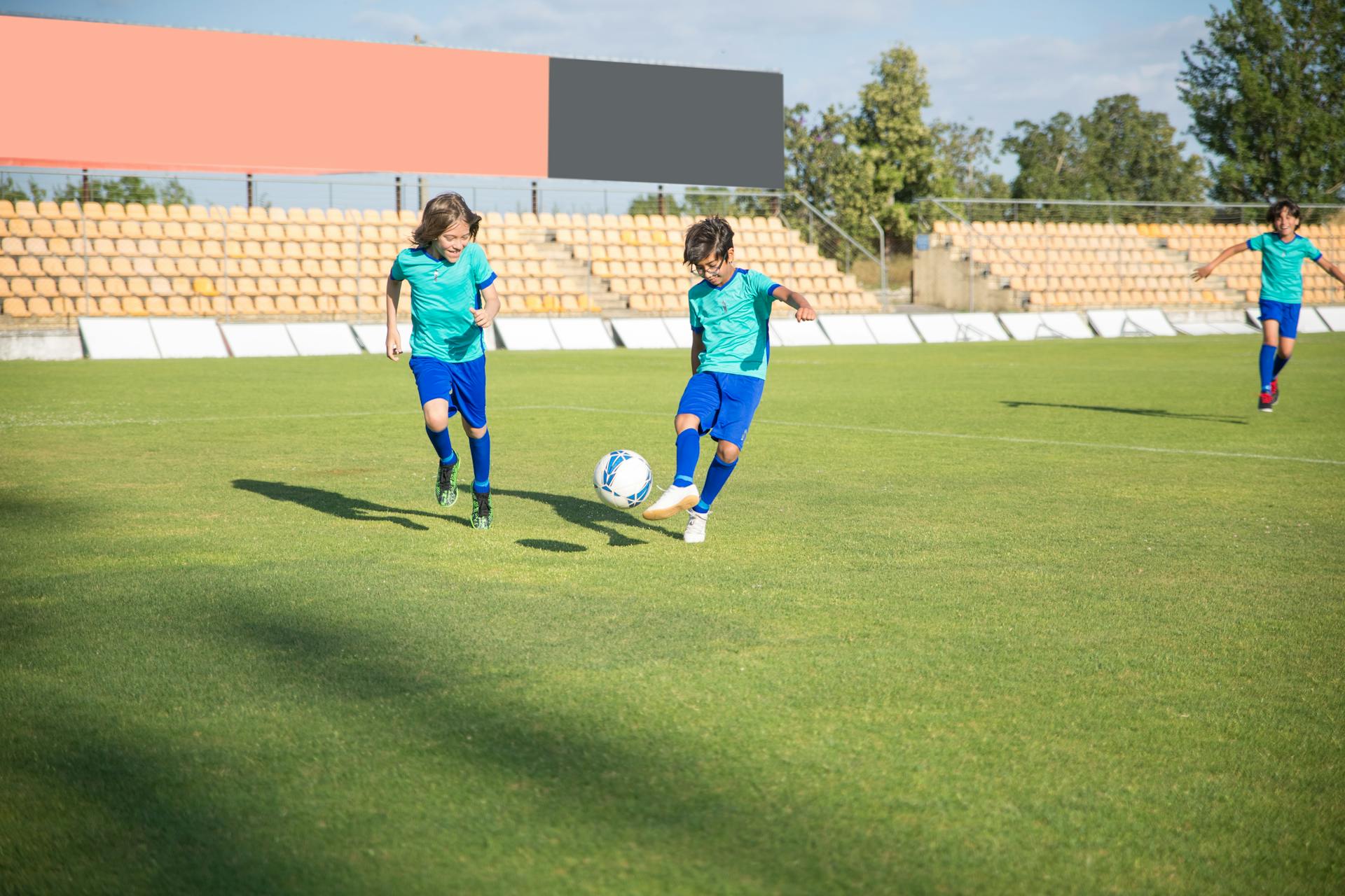 Kinder spielen Fußball | Quelle: Pexels