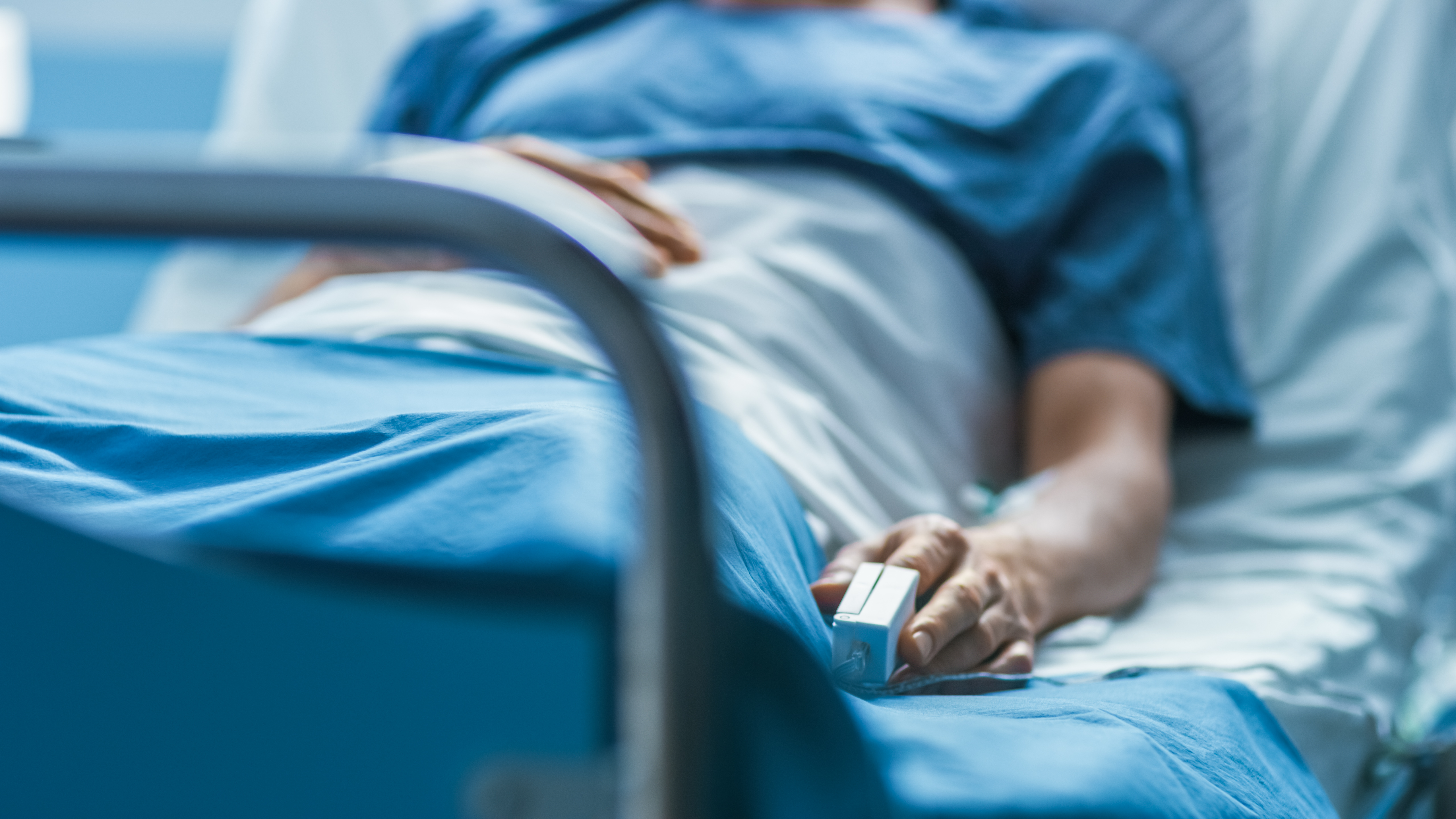 Ein kranker männlicher Patient in einem Krankenhausbett | Quelle: Getty Images