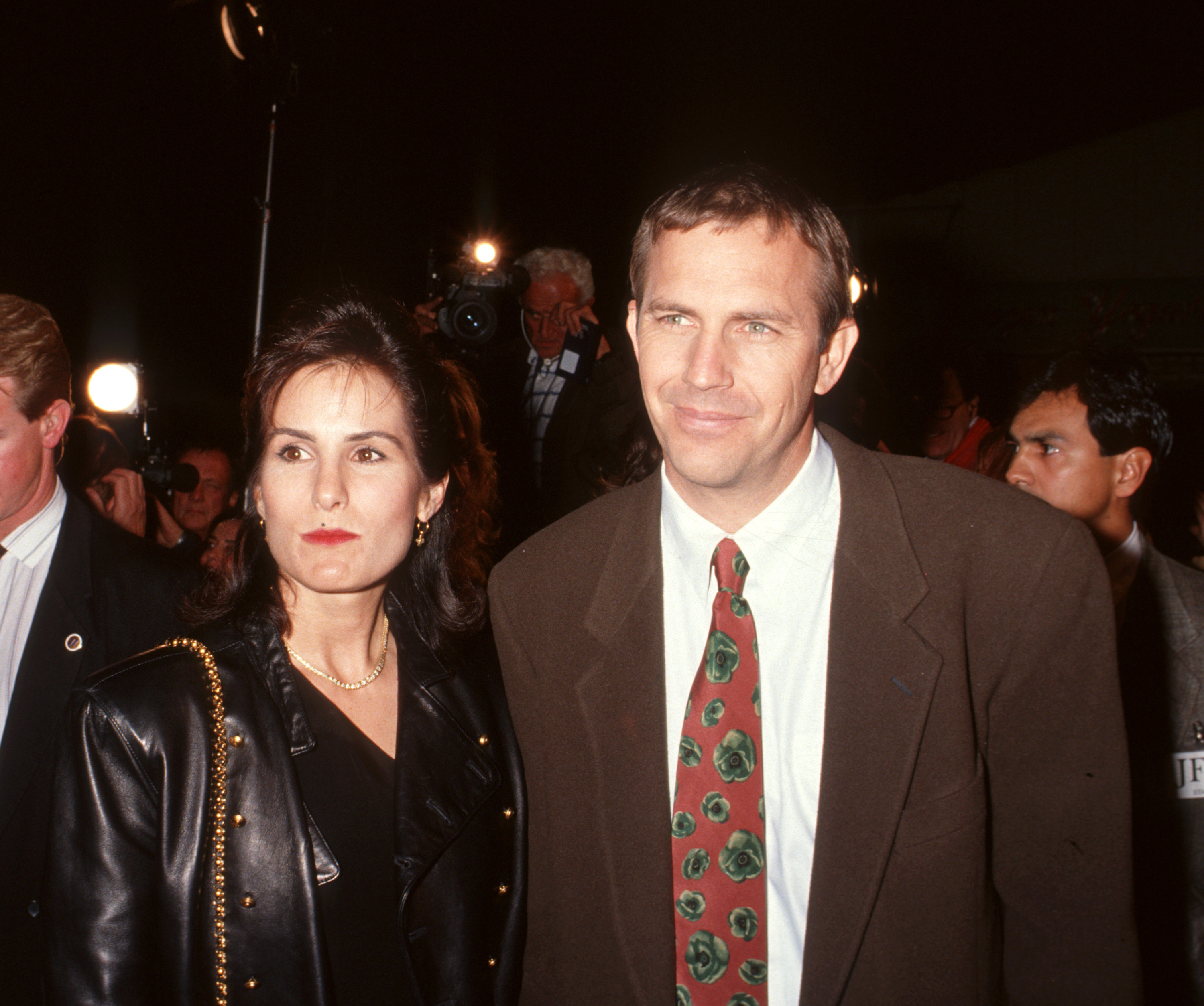 Kevin Costner und Cindy Silva im Mann's Village Theater in Westwood, Kalifornien, am 17. Dezember 1991. | Quelle; Getty Images