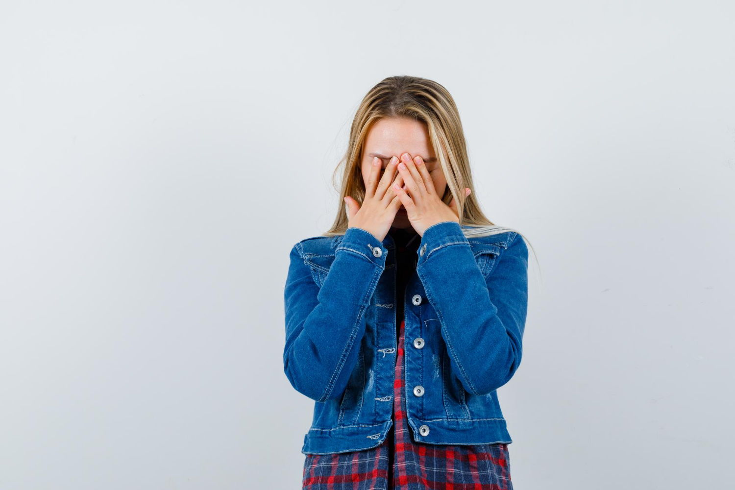 Ein deprimiertes junges Mädchen | Quelle: Freepik