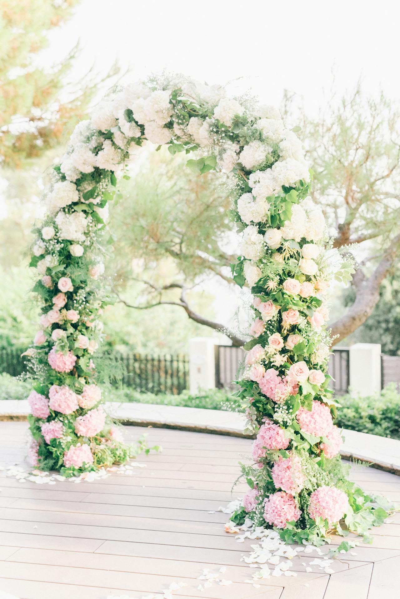 Ein Hochzeitsbogen mit rosa und weiß blühenden Blumen | Quelle: Pexels