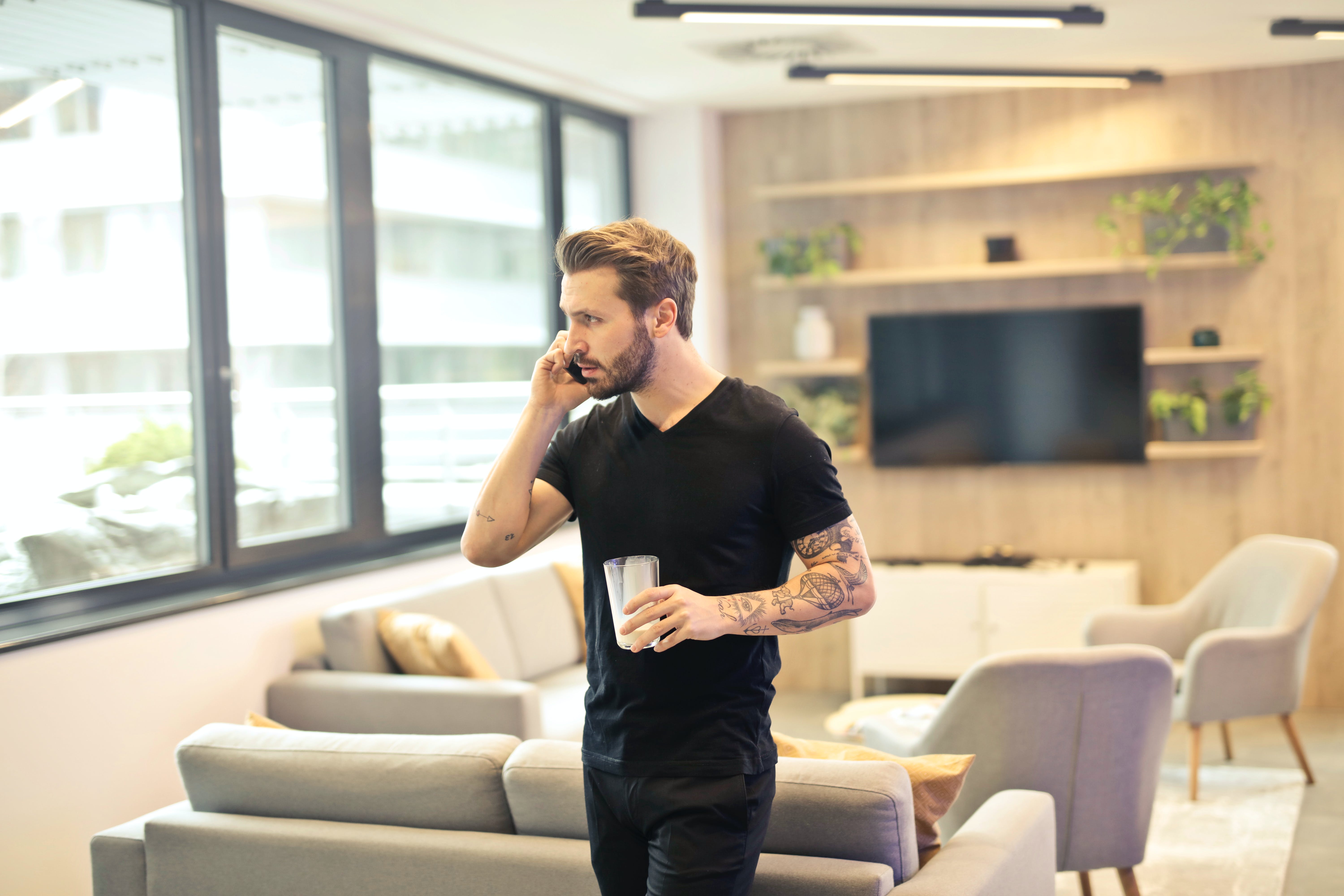 Ein Mann hält eine Tasse, während er telefoniert | Quelle: Pexels