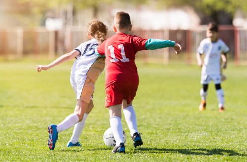 Kinder spielen Fußball | Quelle: Shutterstock