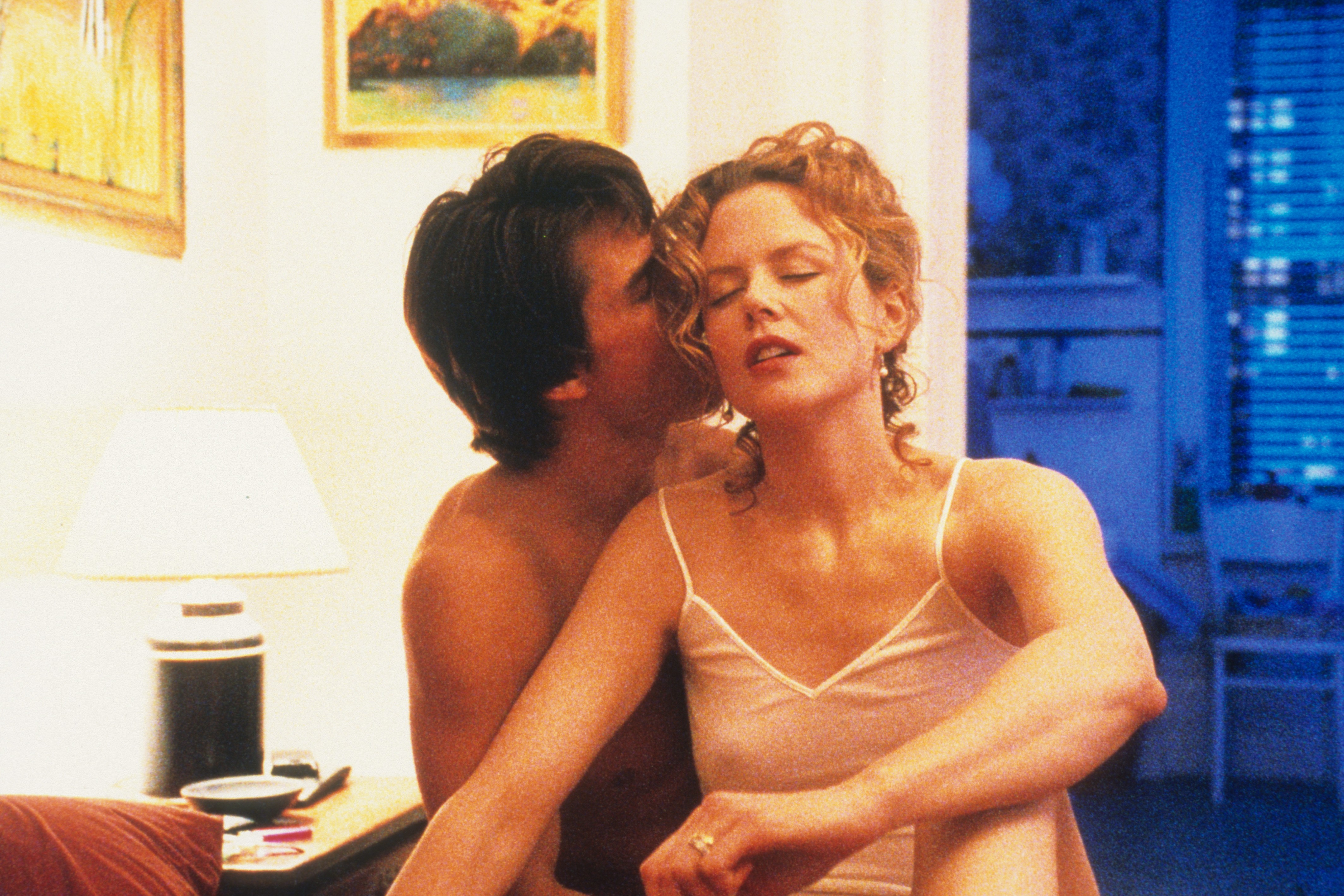 Tom Cruise küsst Nicole Kidman in einer Szene aus dem Film "Eyes Wide Shut", 1999 | Quelle: Getty Images