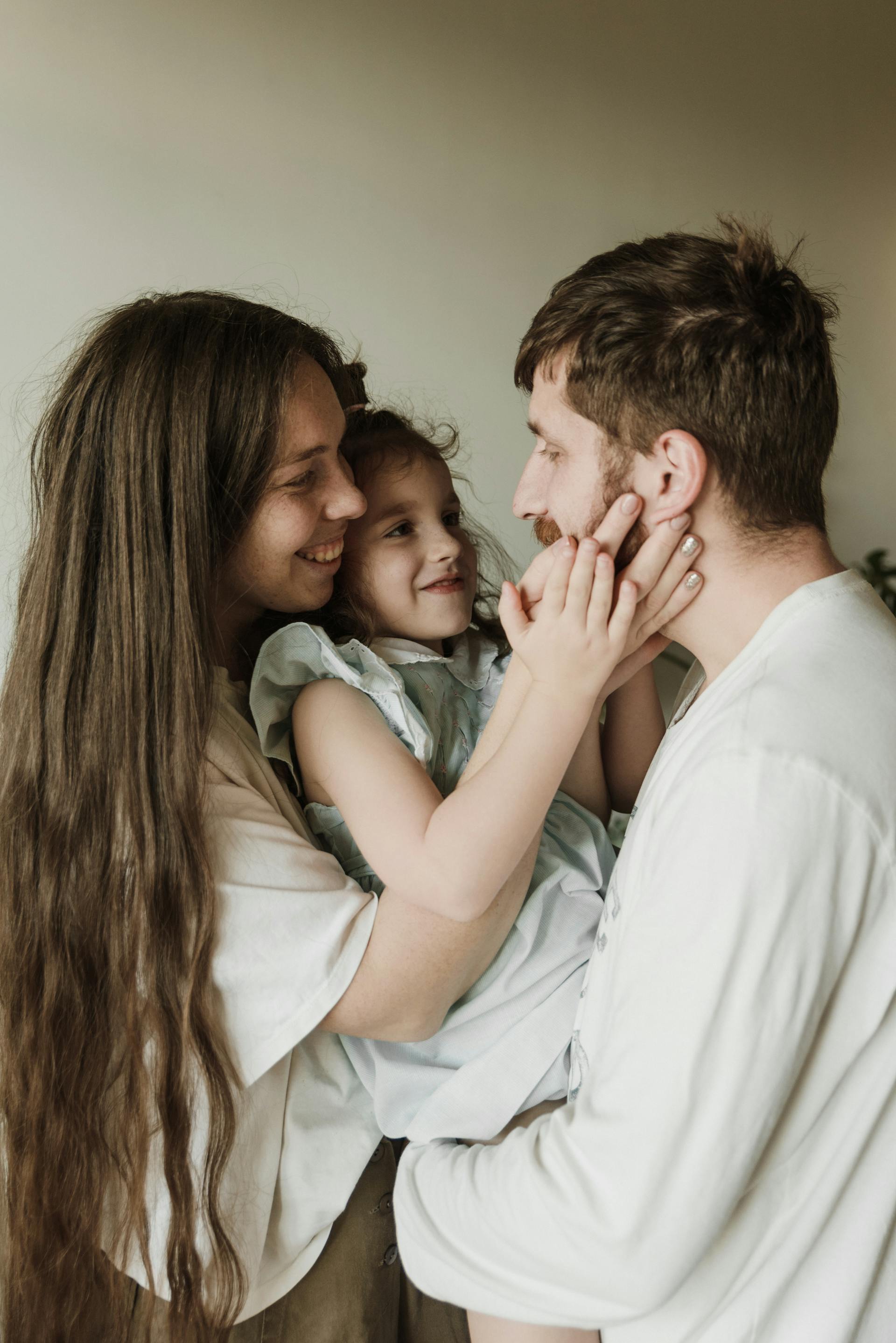 Stolze Eltern mit ihrer Tochter | Quelle: Pexels