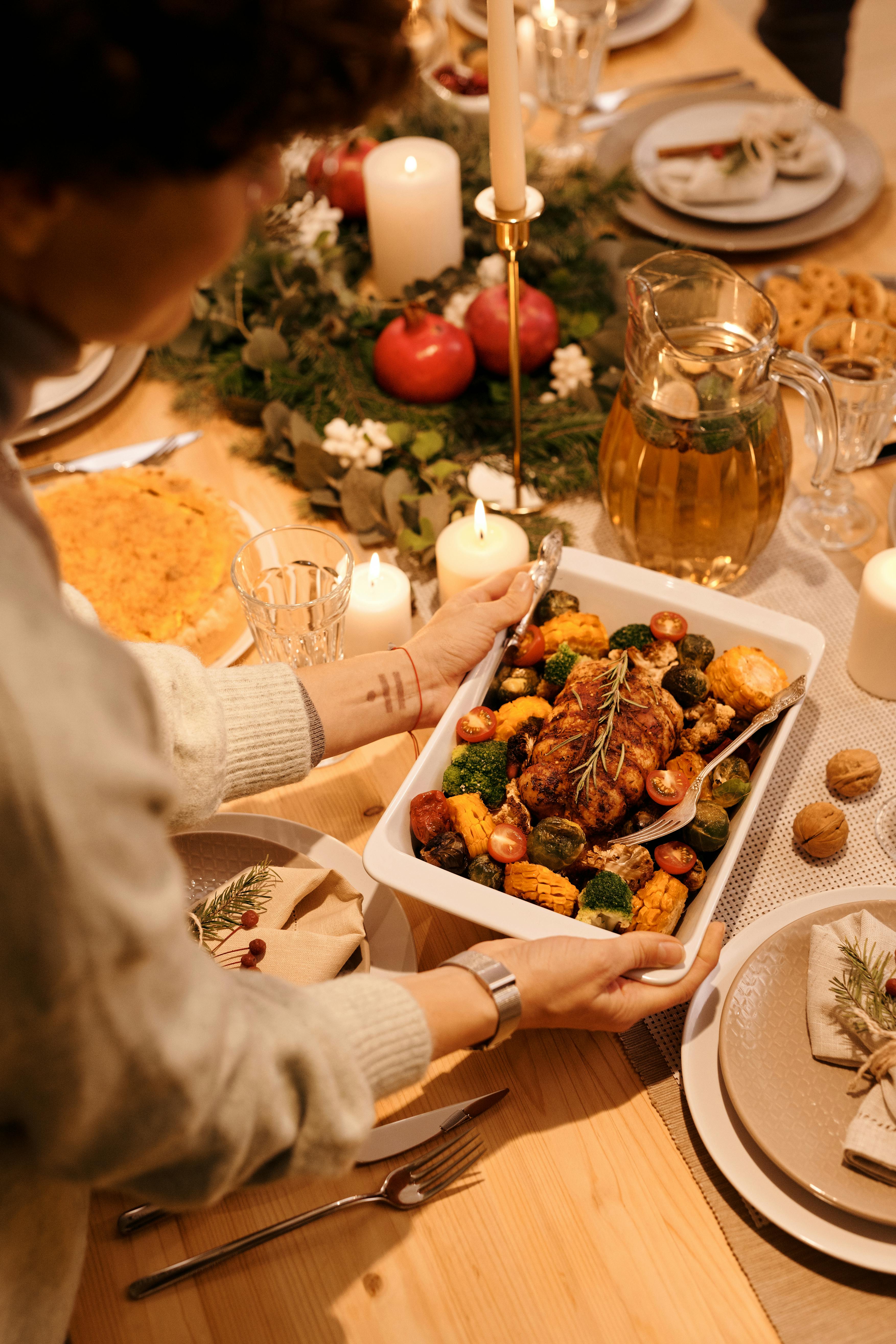 Eine Frau stellt ein Tablett mit Essen auf den Tisch | Quelle: Pexels