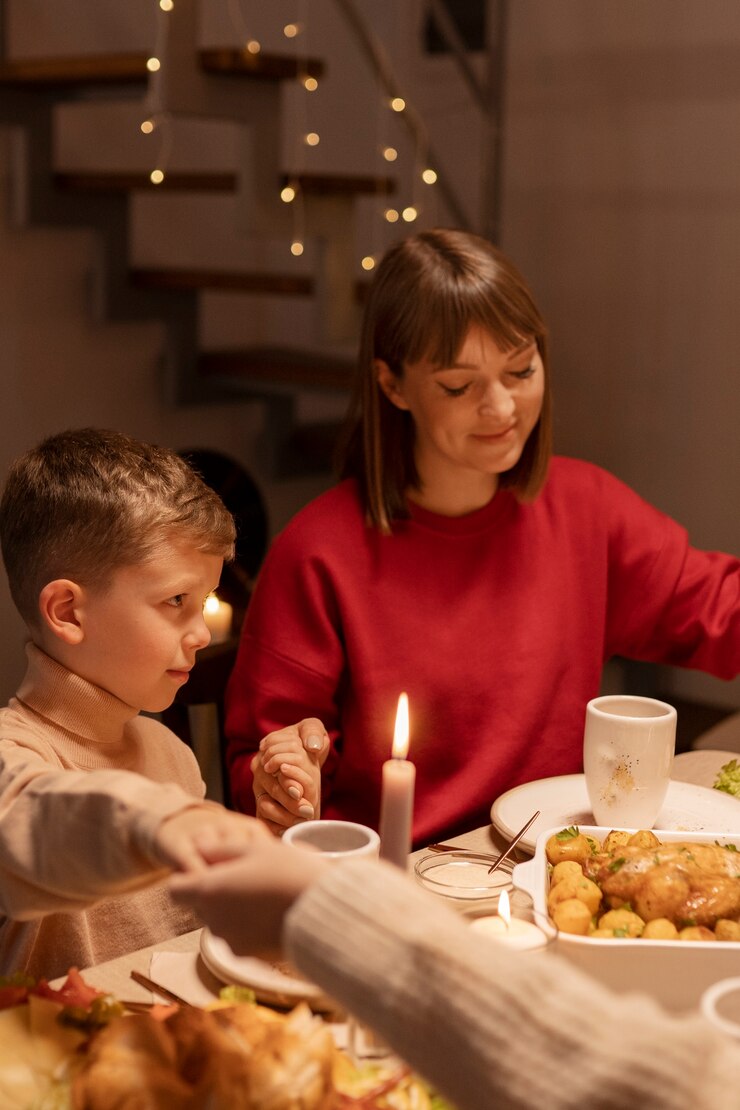 Ein kleines Familienessen | Quelle: Freepik