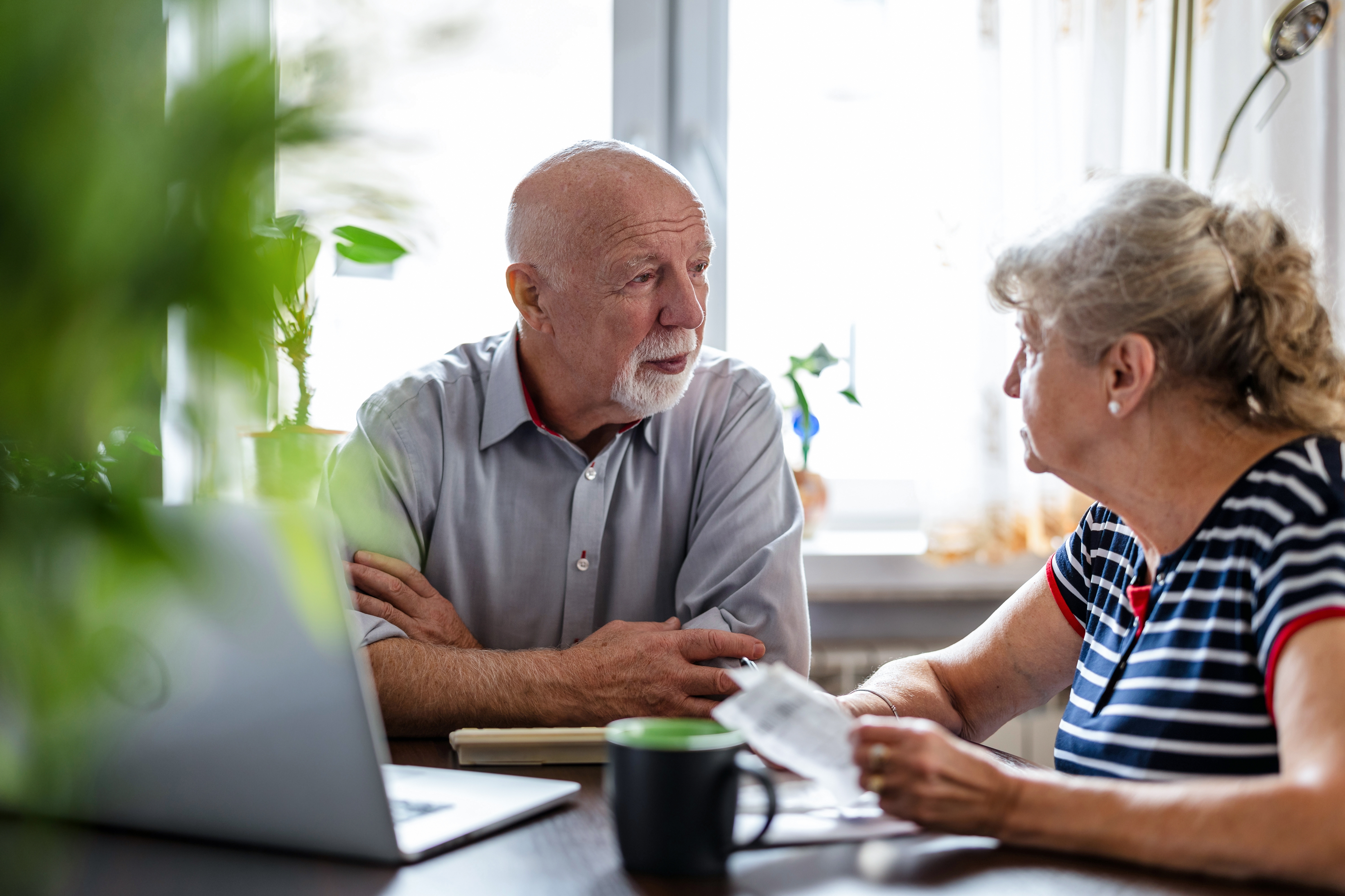 Ein älteres Paar im Gespräch | Quelle: Shutterstock