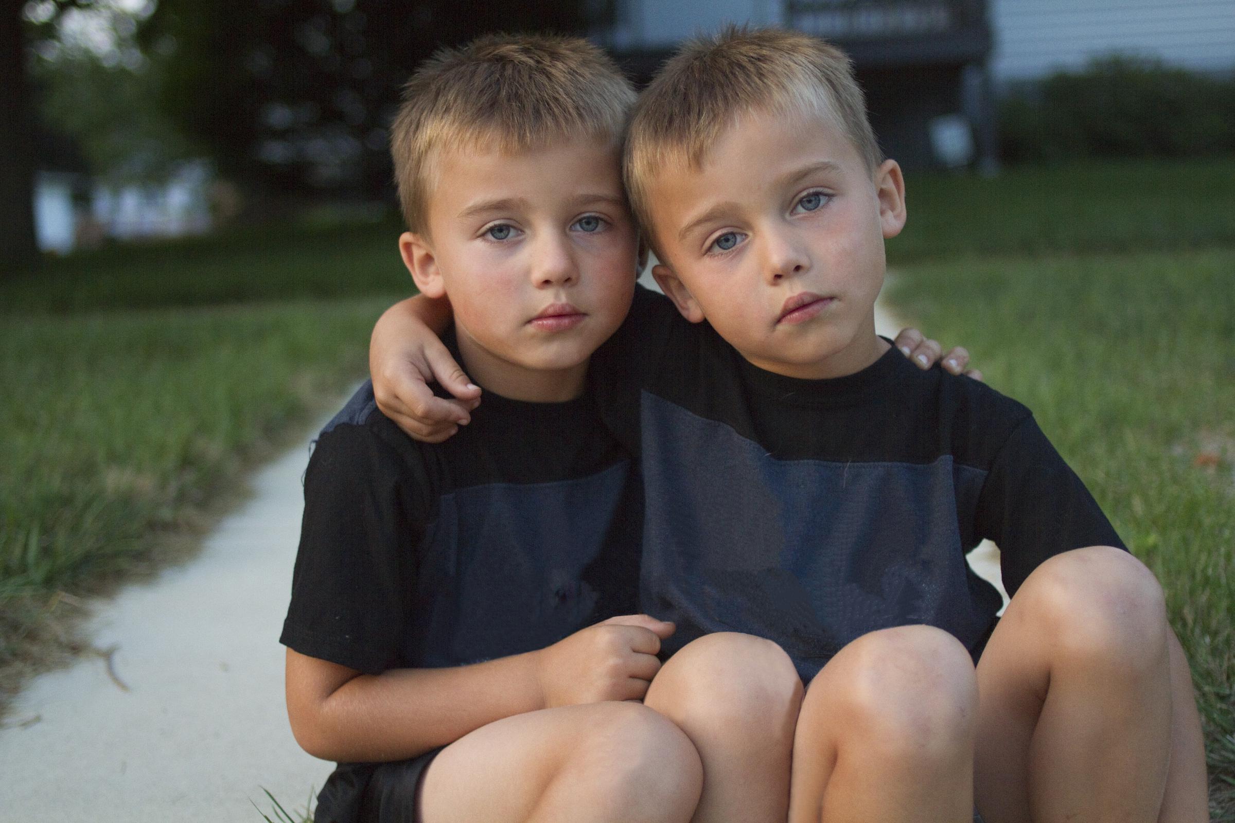 Zwei identisch aussehende Jungen | Quelle: GettyImages