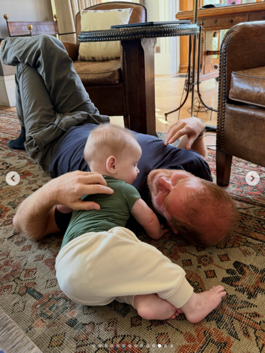 Prinz Harry setzt sich auf den Boden, um mit Baby Jack zu spielen, während seine Familie Zeit mit ihrer langjährigen Freundin Kelly McKee Zajfen verbringt. | Quelle: Instagram/_heartmom_