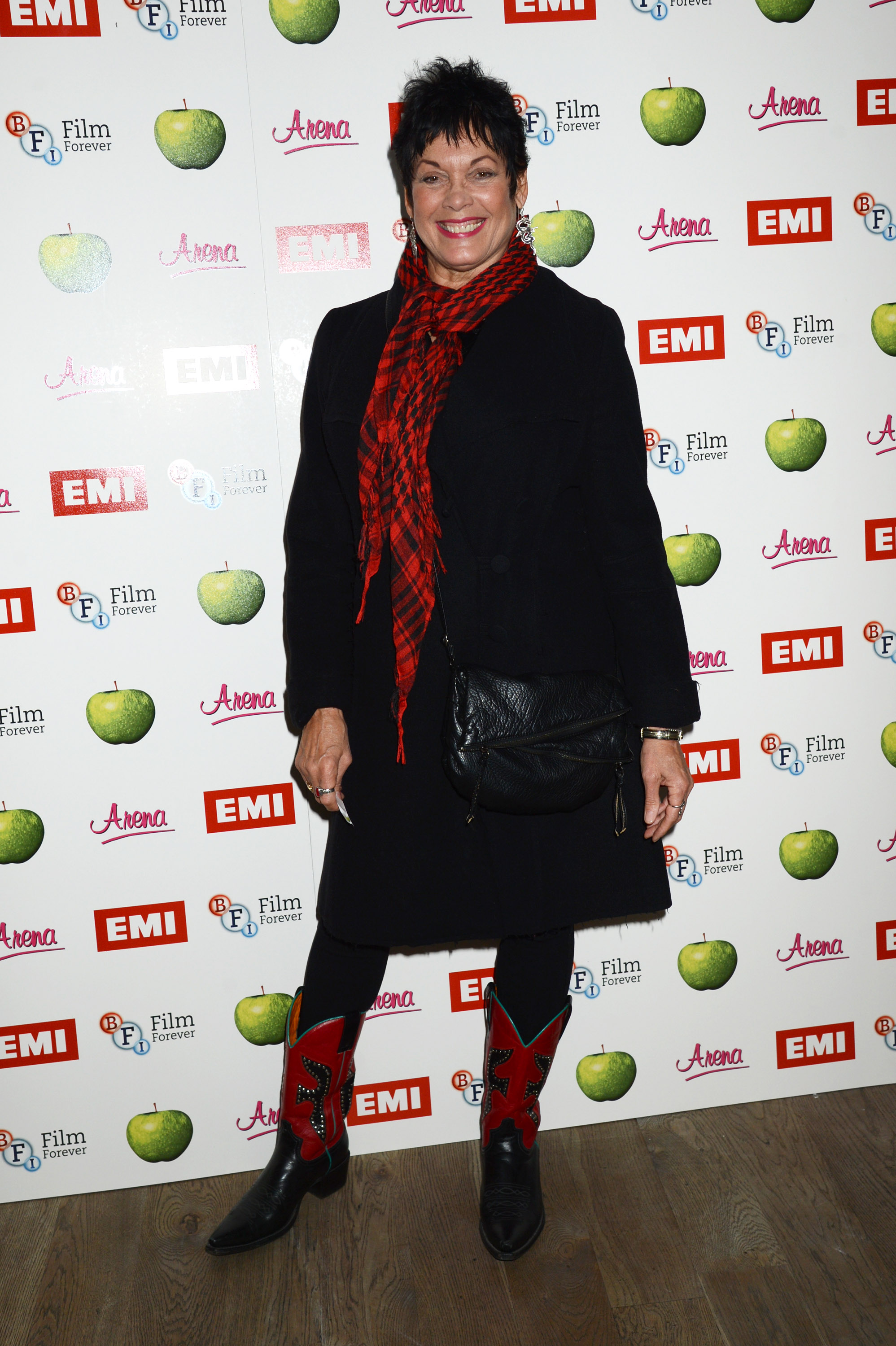 Martine Beswick besucht eine Galavorstellung von Magical Mystery Tour in London, England, am 2. Oktober 2012. | Quelle: Getty Images
