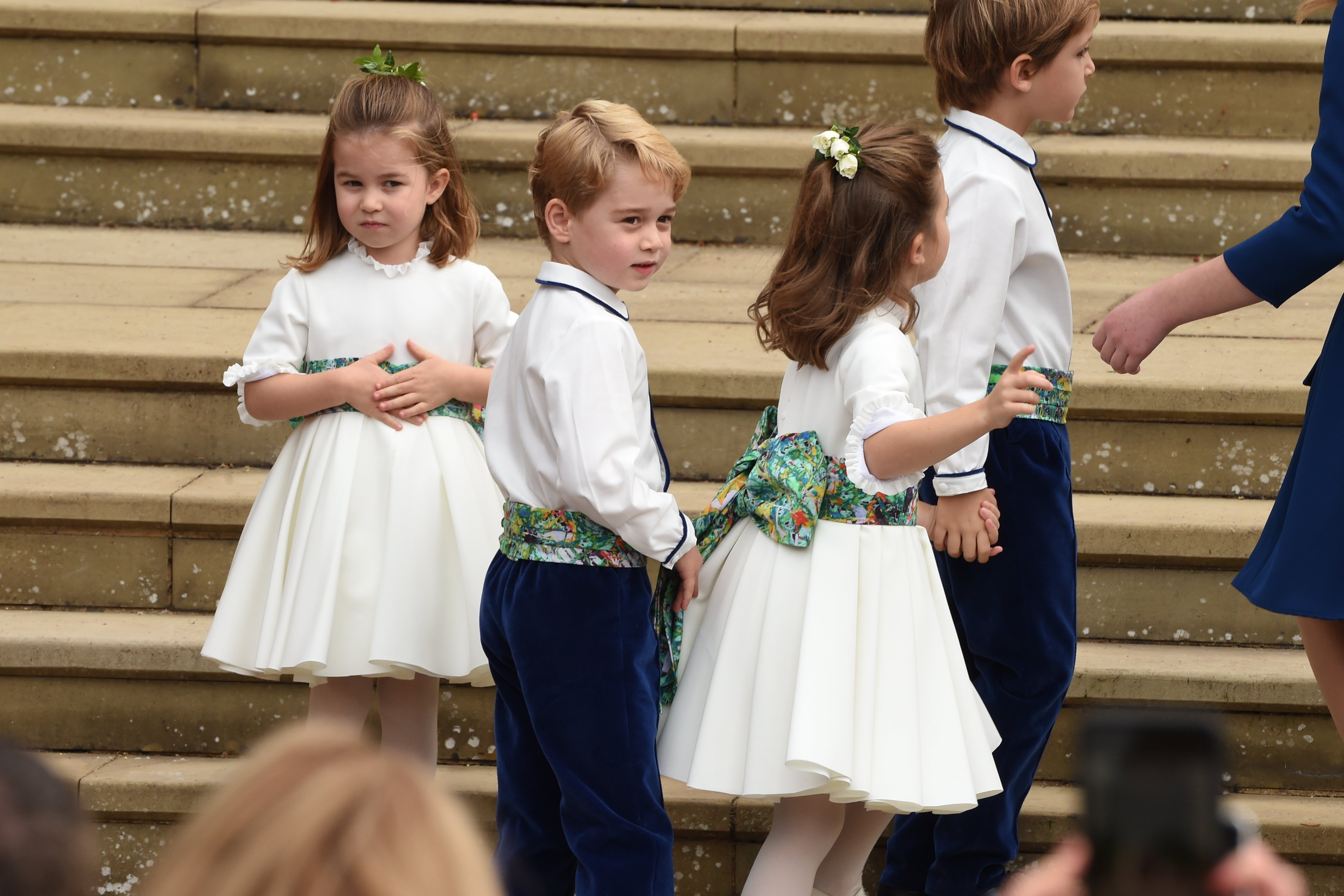 George war zusammen mit Prinzessin Charlotte und anderen jungen Begleitern bei der Hochzeit von Prinzessin Eugenie und Jack Brooksbank in der St. George’s Chapel am 12. Oktober dabei. Mit fünf Jahren war er als Pagenjunge bei einem weiteren großen königlichen Ereignis dabei, während seine Kindheit in der Öffentlichkeit verlief.